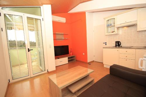 One-Bedroom Apartment - Photo 2