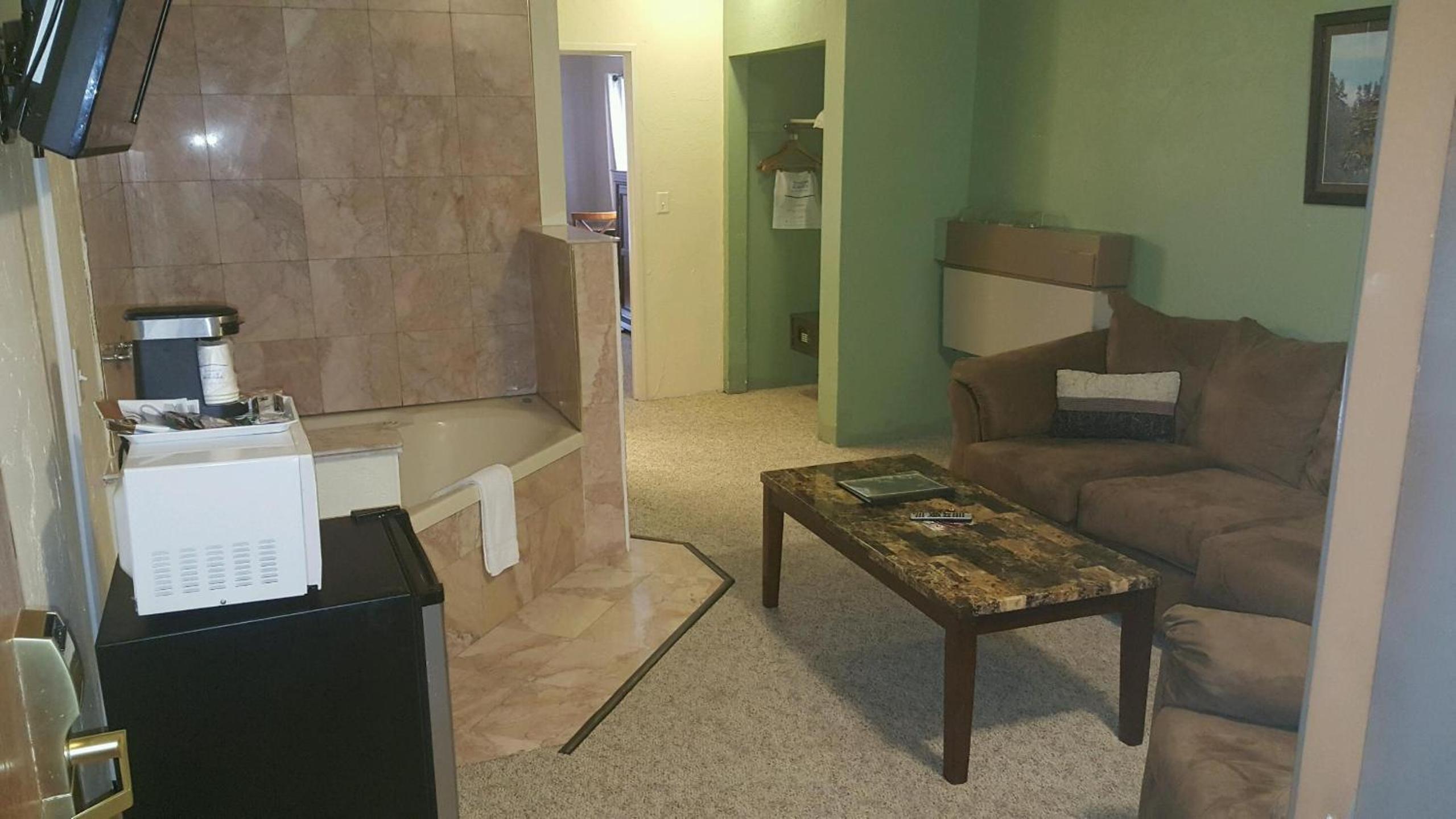 One Bedroom King Suite - Non-Smoking photo 3