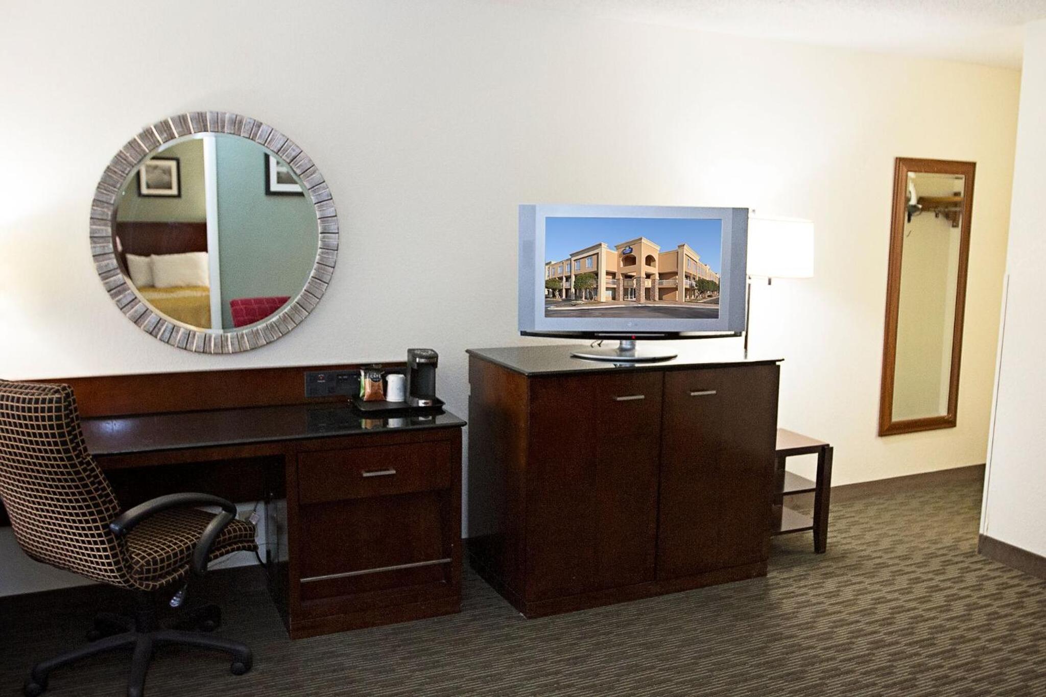 Queen Studio Suite - Non-Smoking - Photo 1
