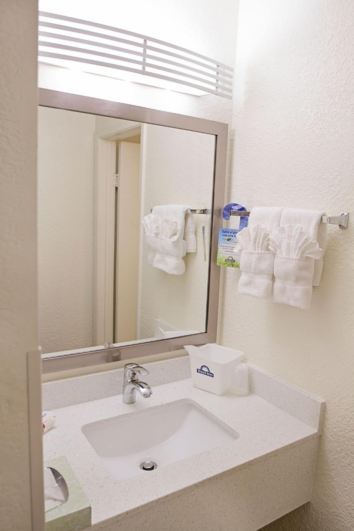 King Room - Non-Smoking - Photo 3