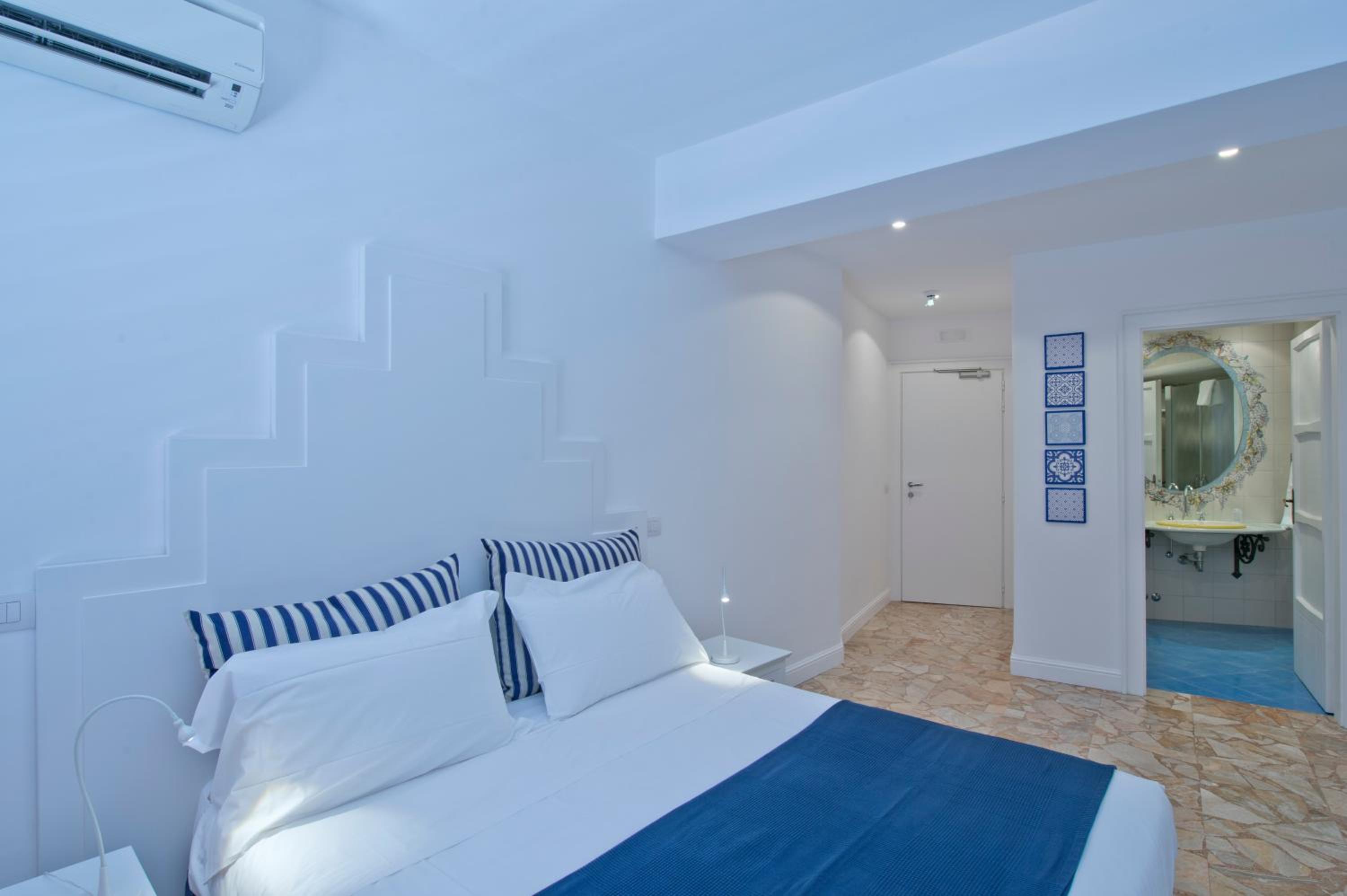 Superior Double Room with Sea View - Photo 12