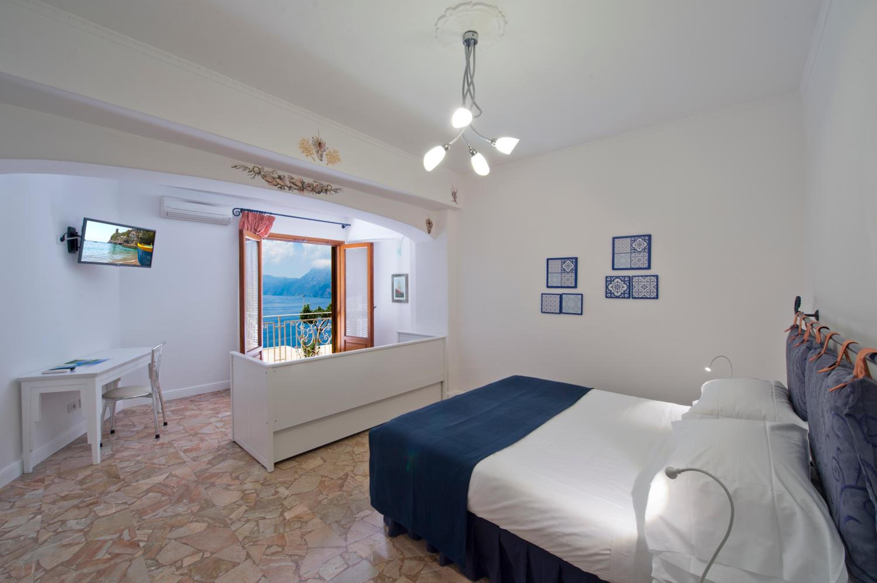 Superior Double Room with Sea View - Photo 10