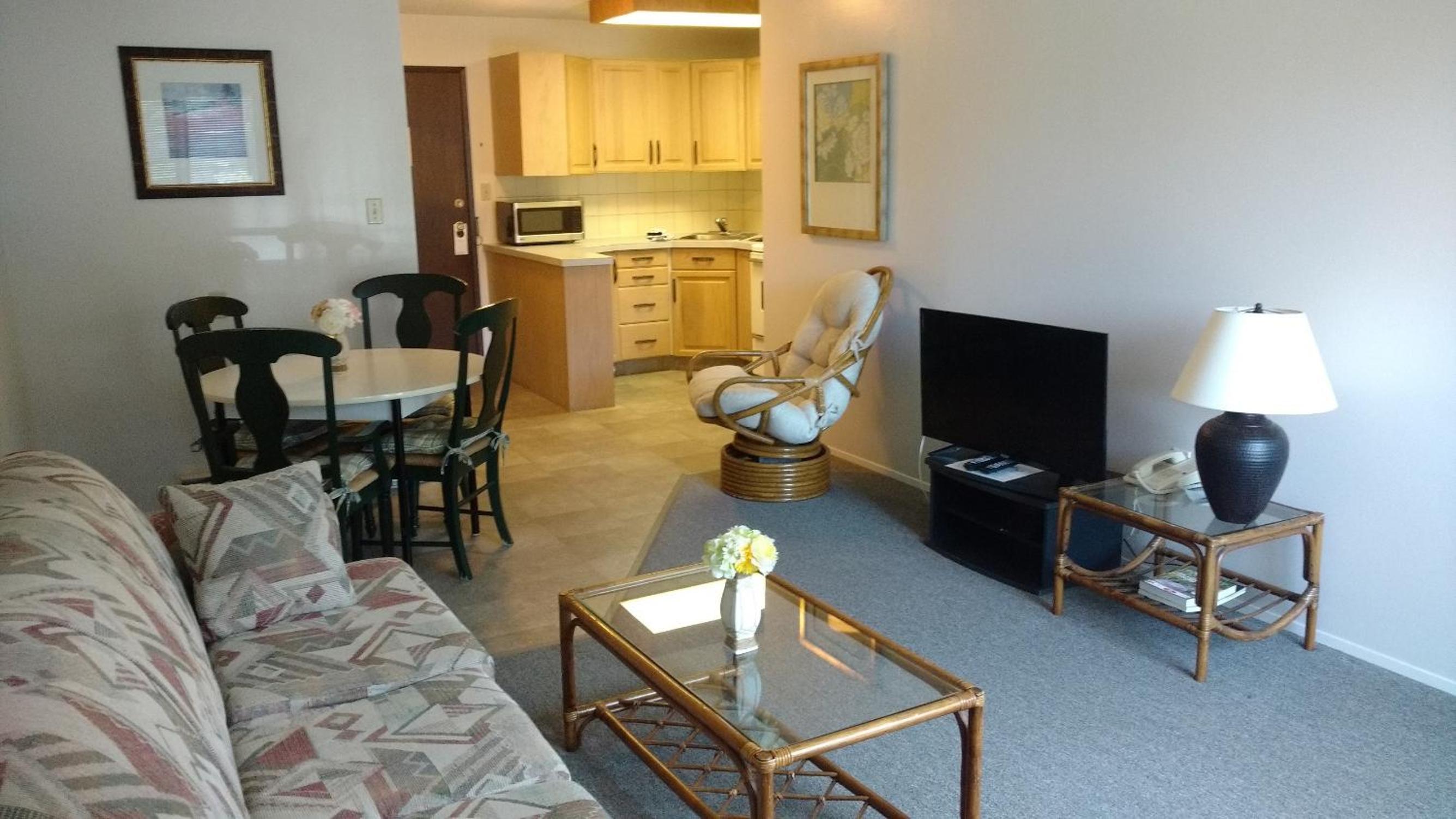 Queen Suite w/ Sea View