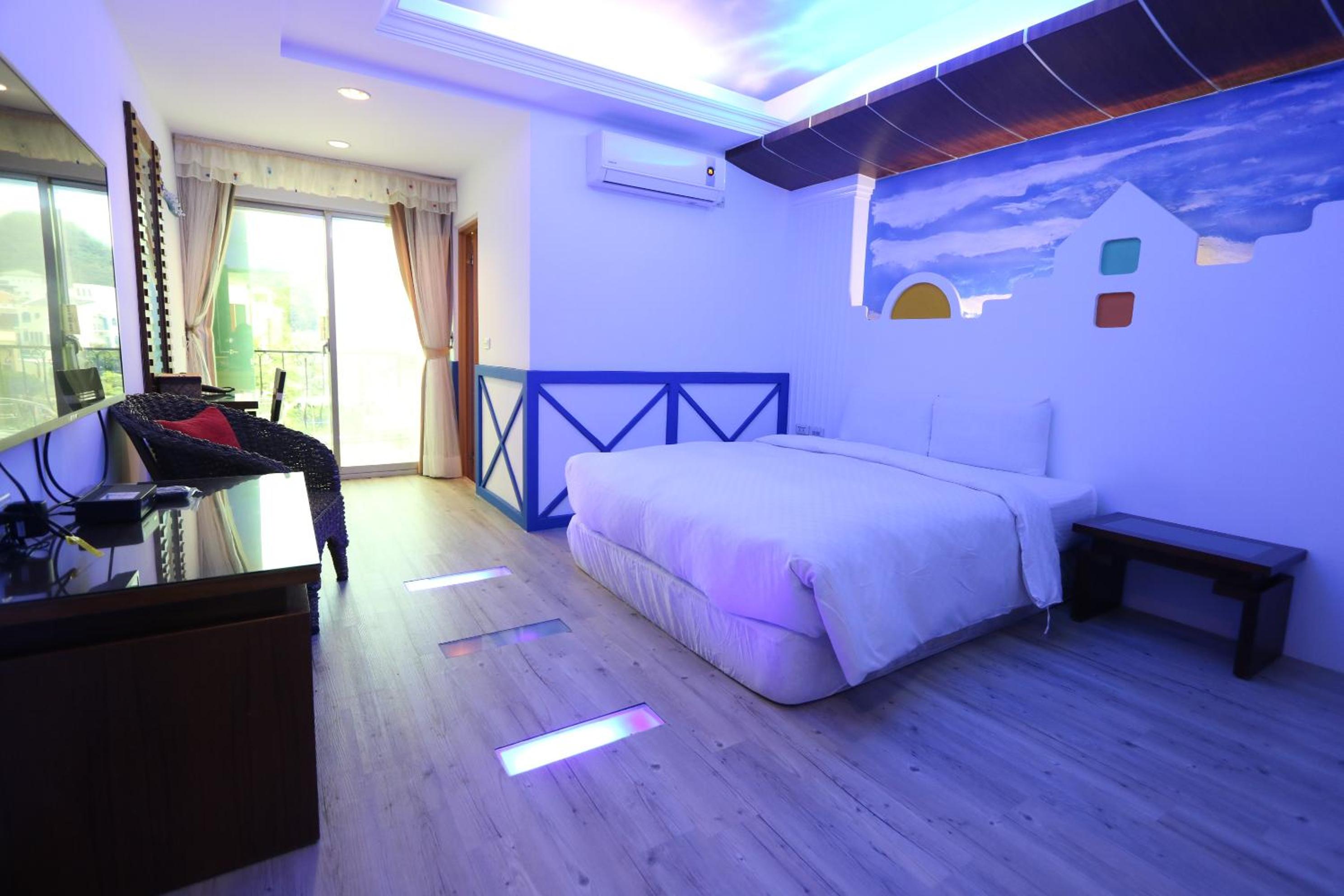 Deluxe Double Room with Balcony - Photo 4