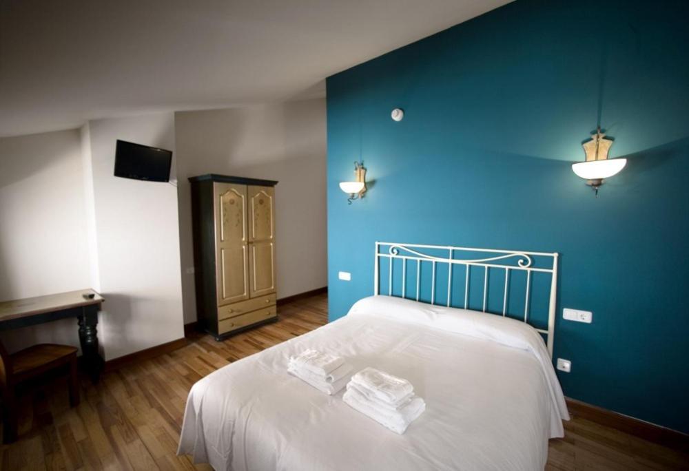 Double or Twin Room - Photo 9
