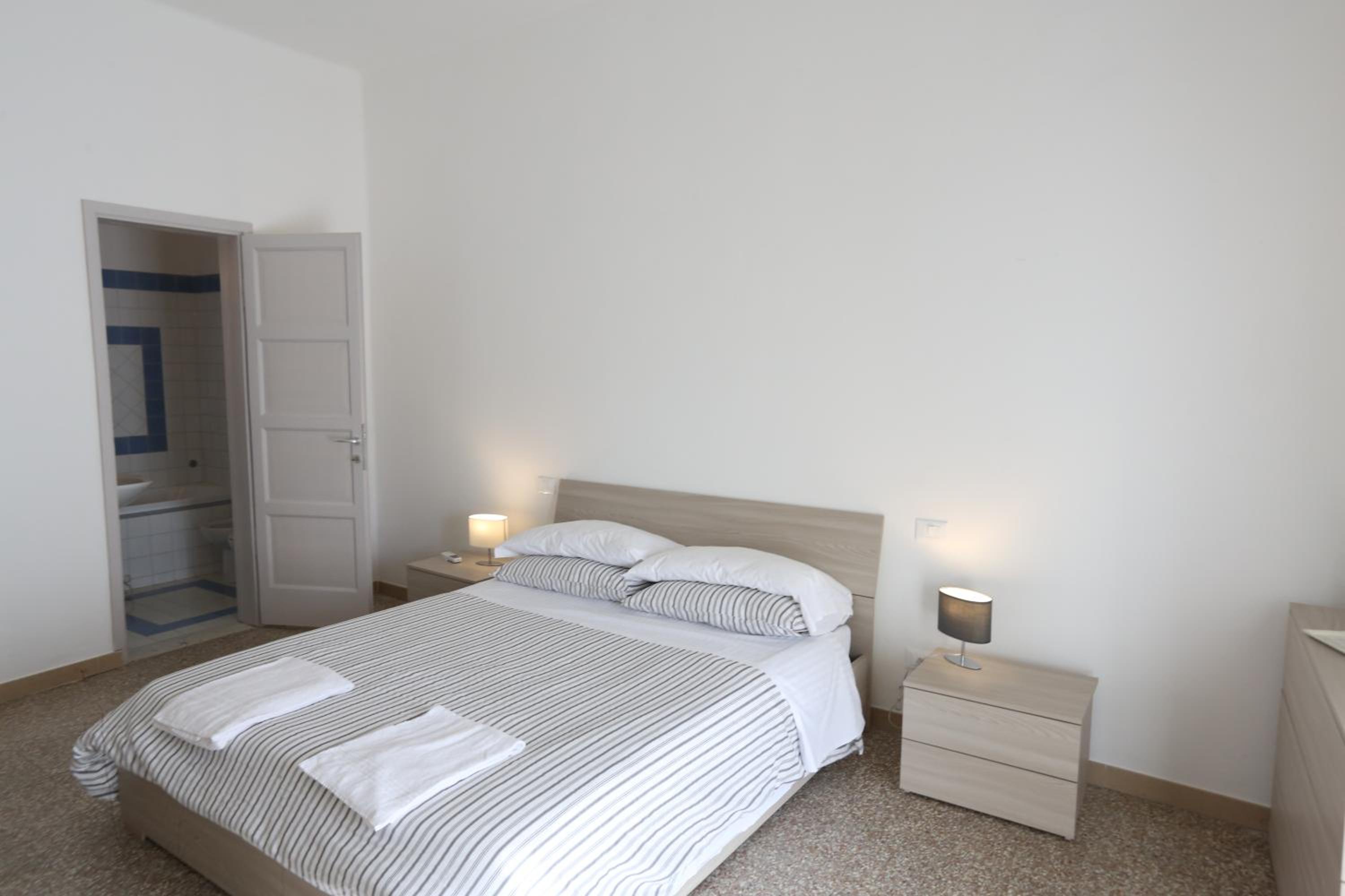 Double Room - Photo 4