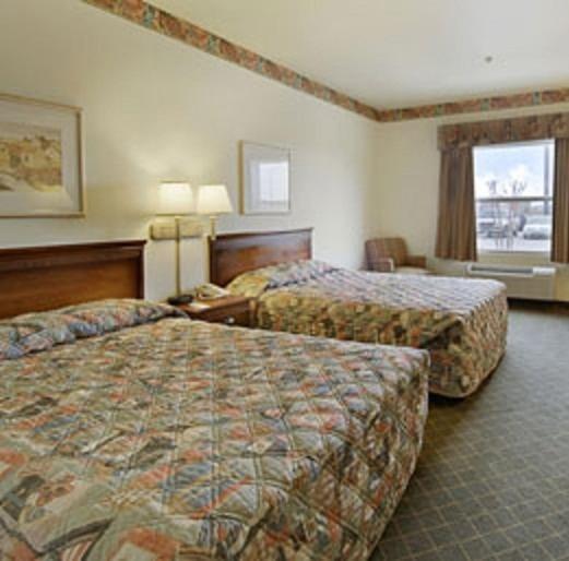 Queen Room with Two Queen Beds - Non-Smoking - Photo 5