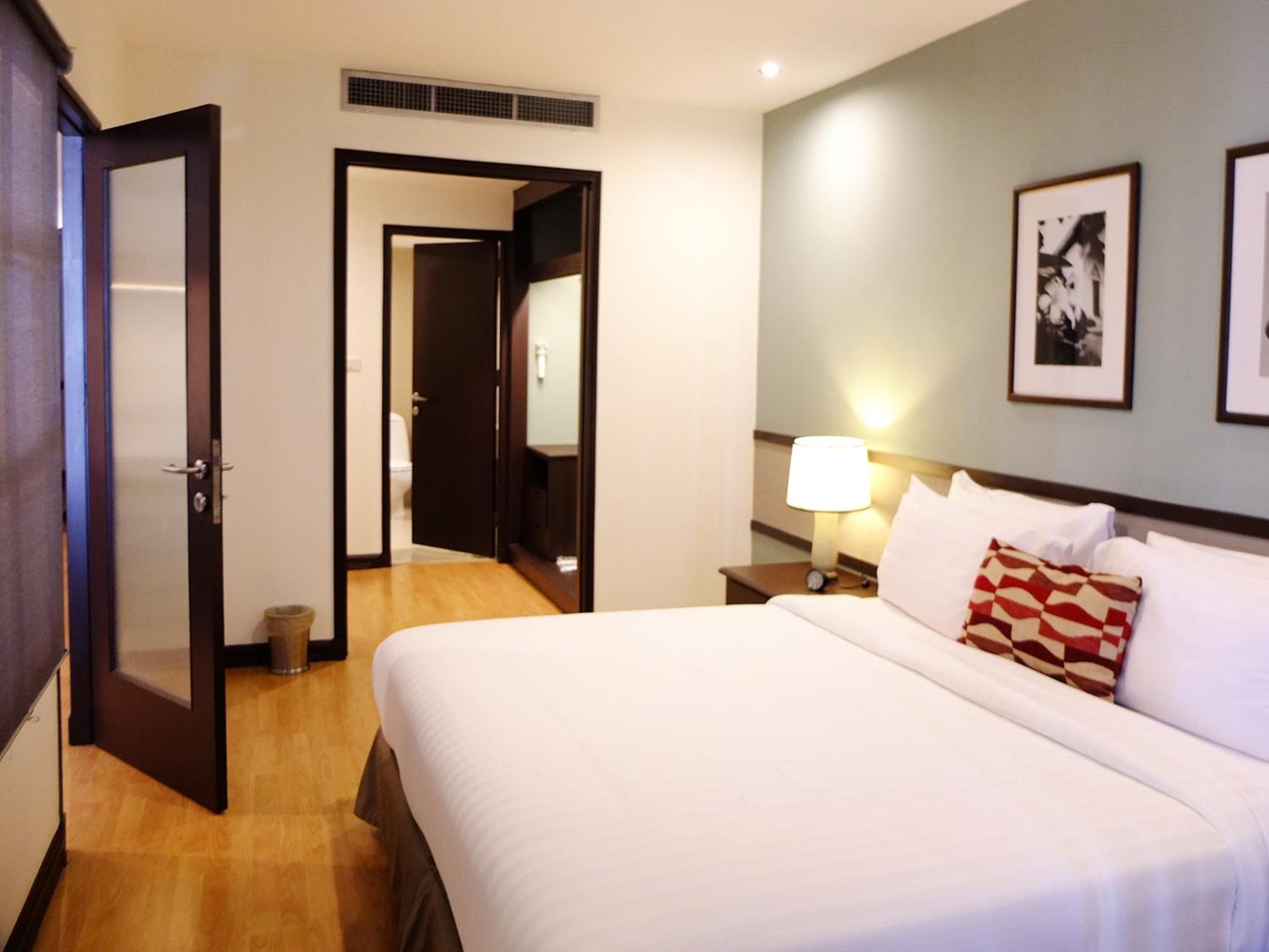 One-Bedroom Suite with Pool View thumbnail 6