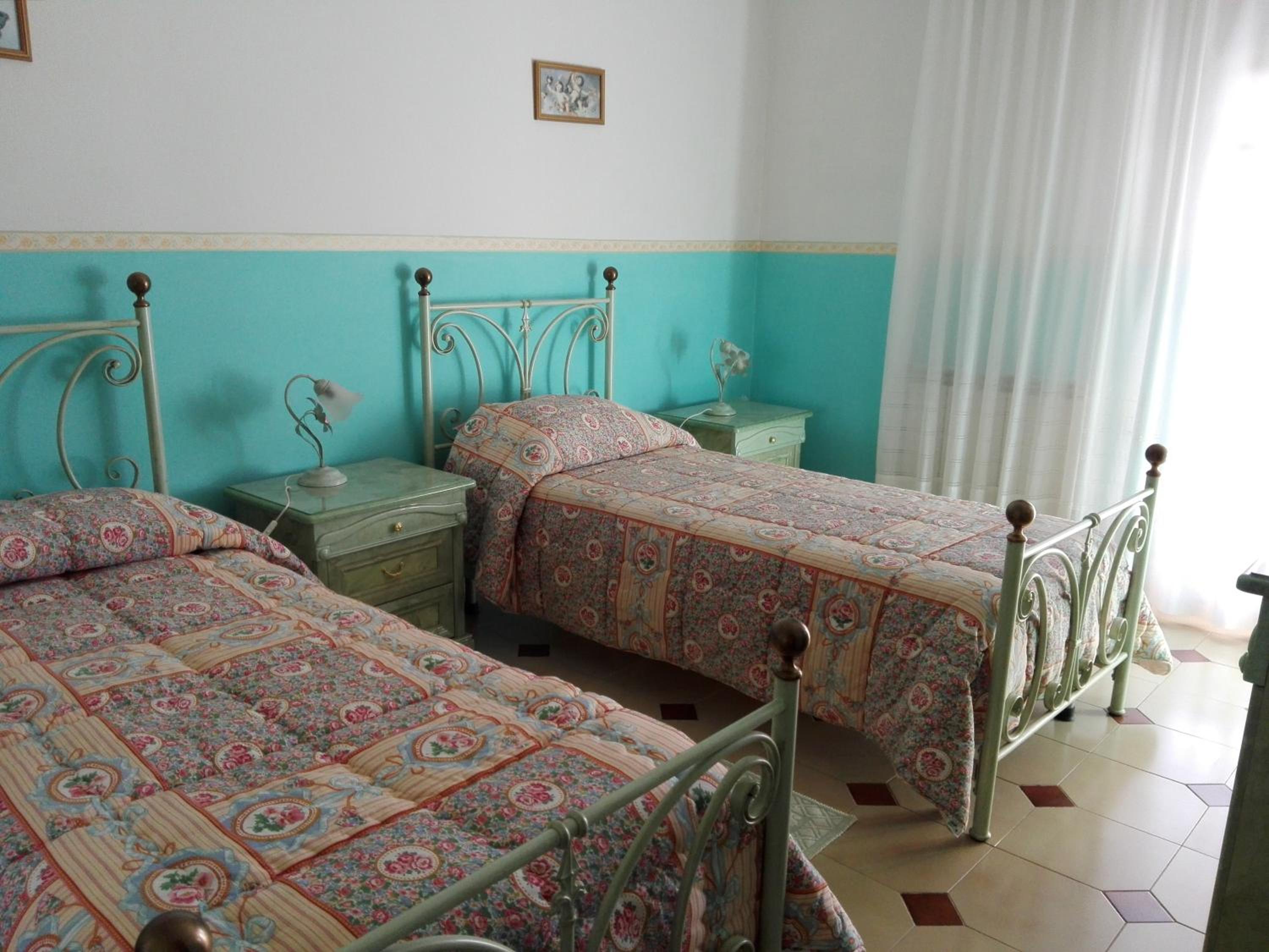 Twin Room with Private Bathroom - Photo 3