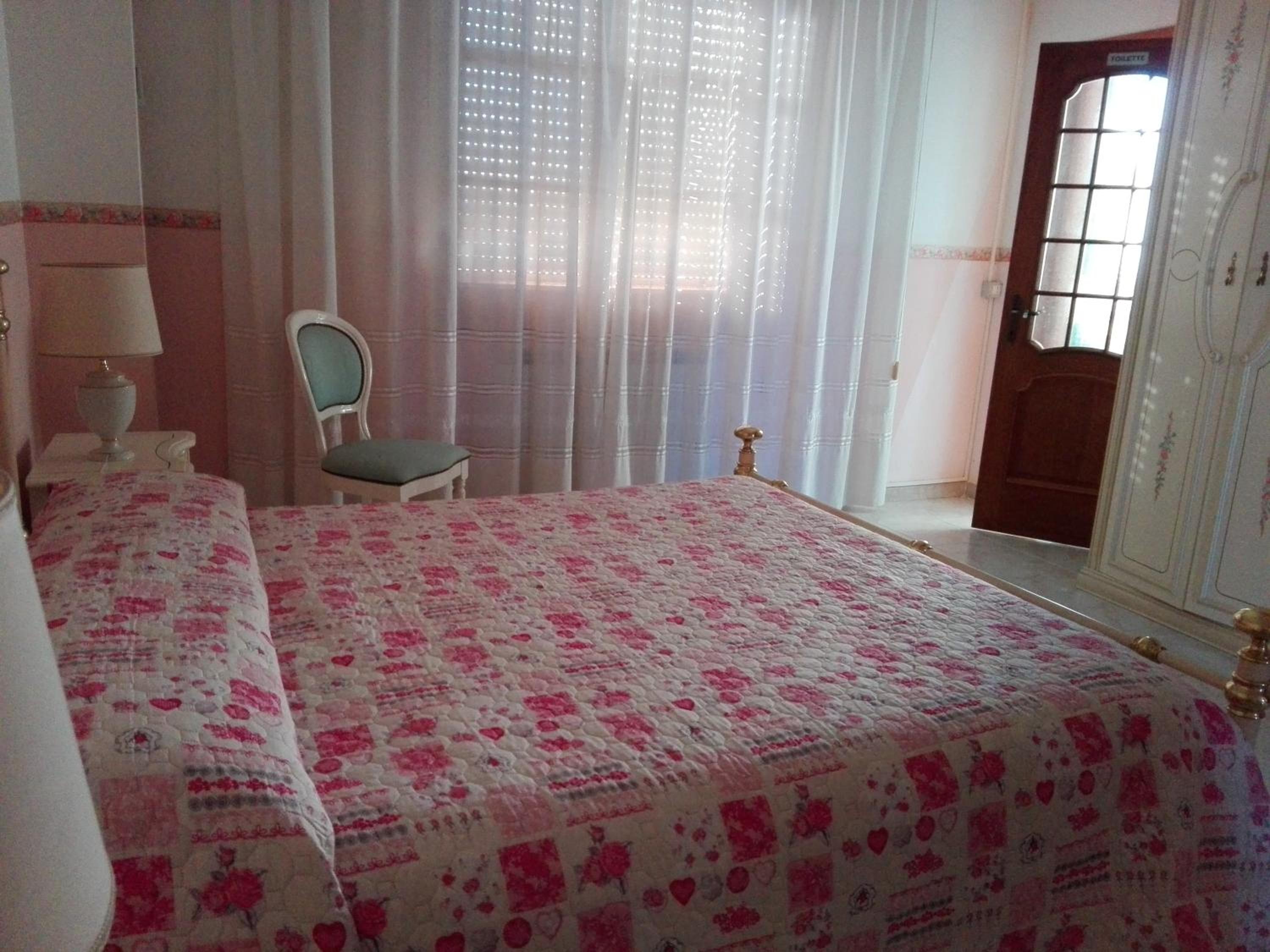 Double Room with Private Bathroom - Photo 2