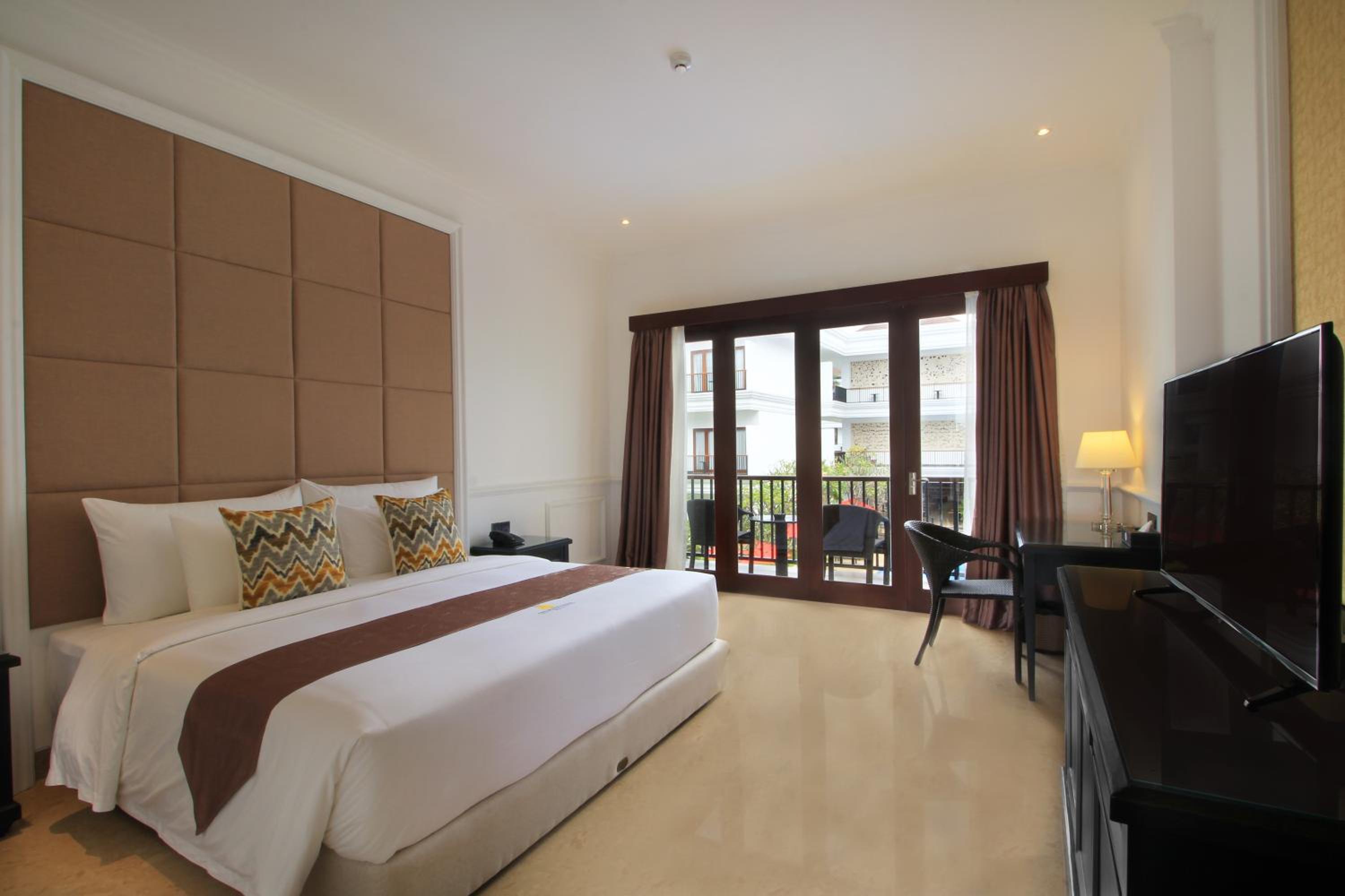 Deluxe Double or Twin Room with Pool View photo 2