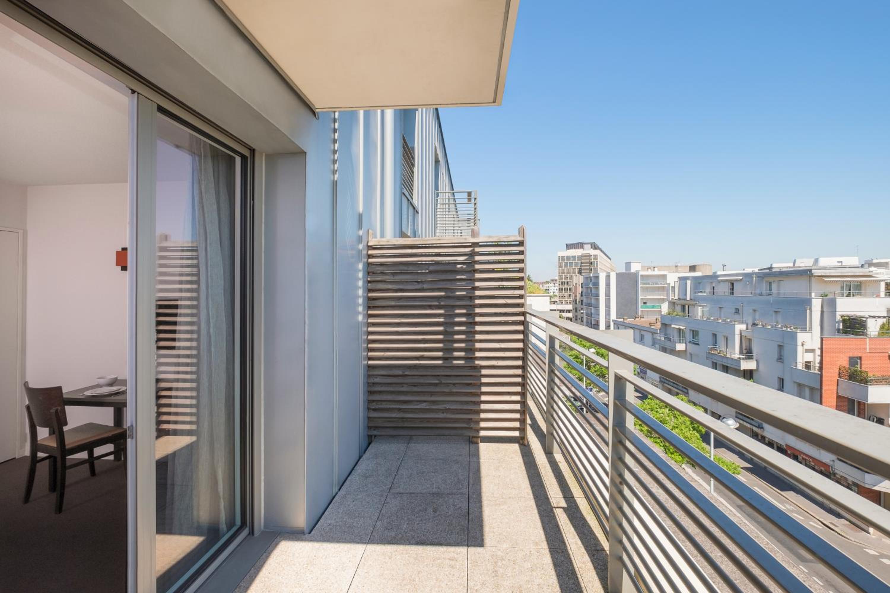 Studio with Balcony - Photo 8