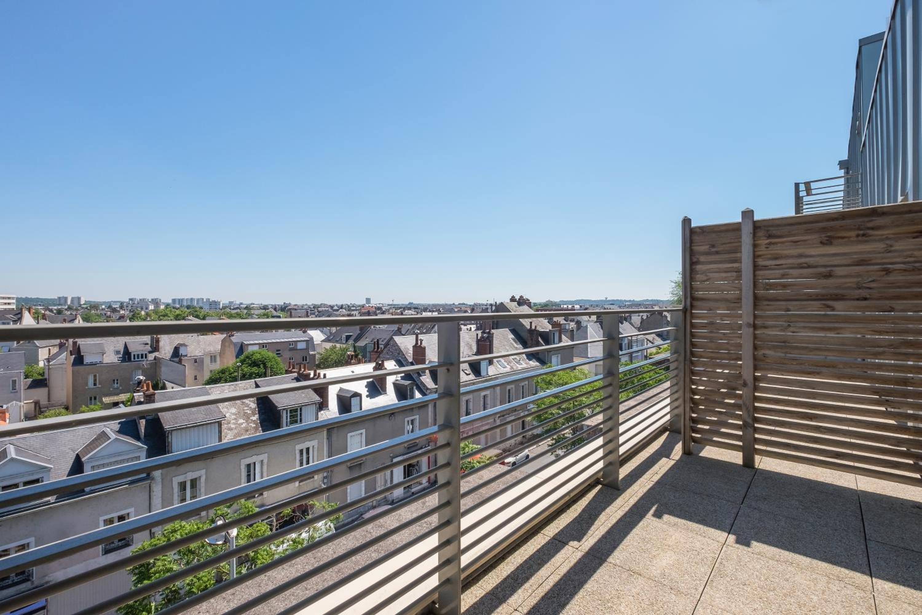 Studio with Balcony - Photo 2