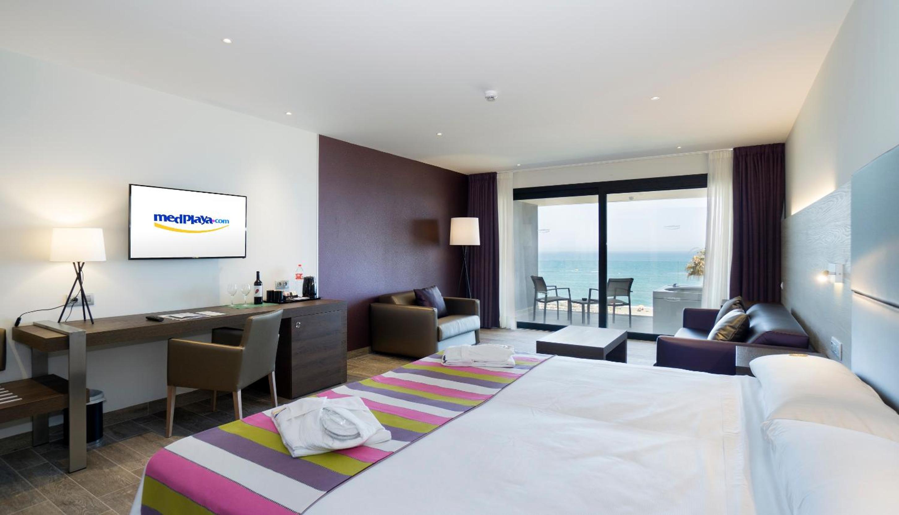 Junior Suite with Sea View (2 Adults + 2 Children) - Photo 1