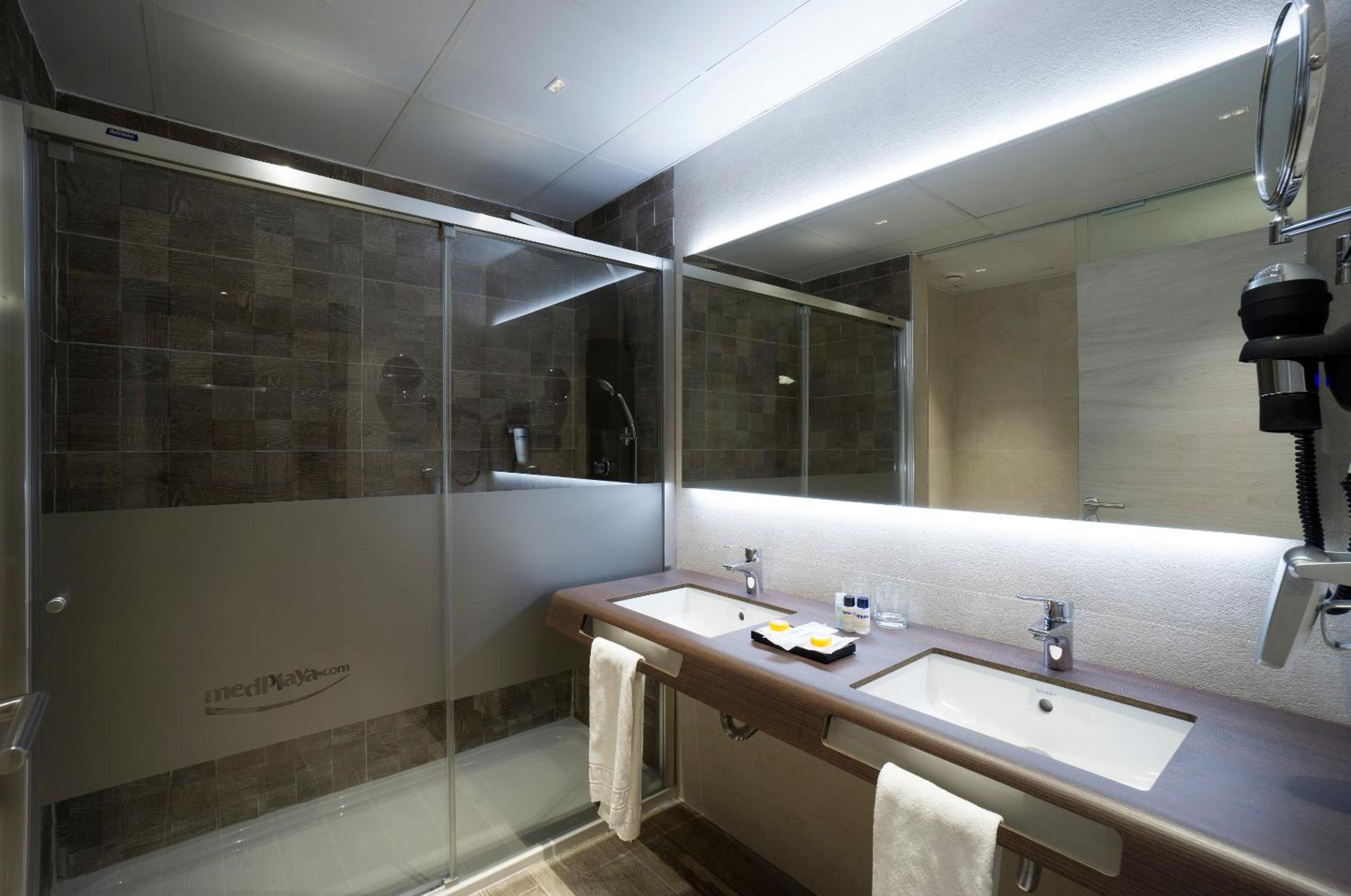 Junior Suite with Sea View (2 Adults + 2 Children) - Photo 7