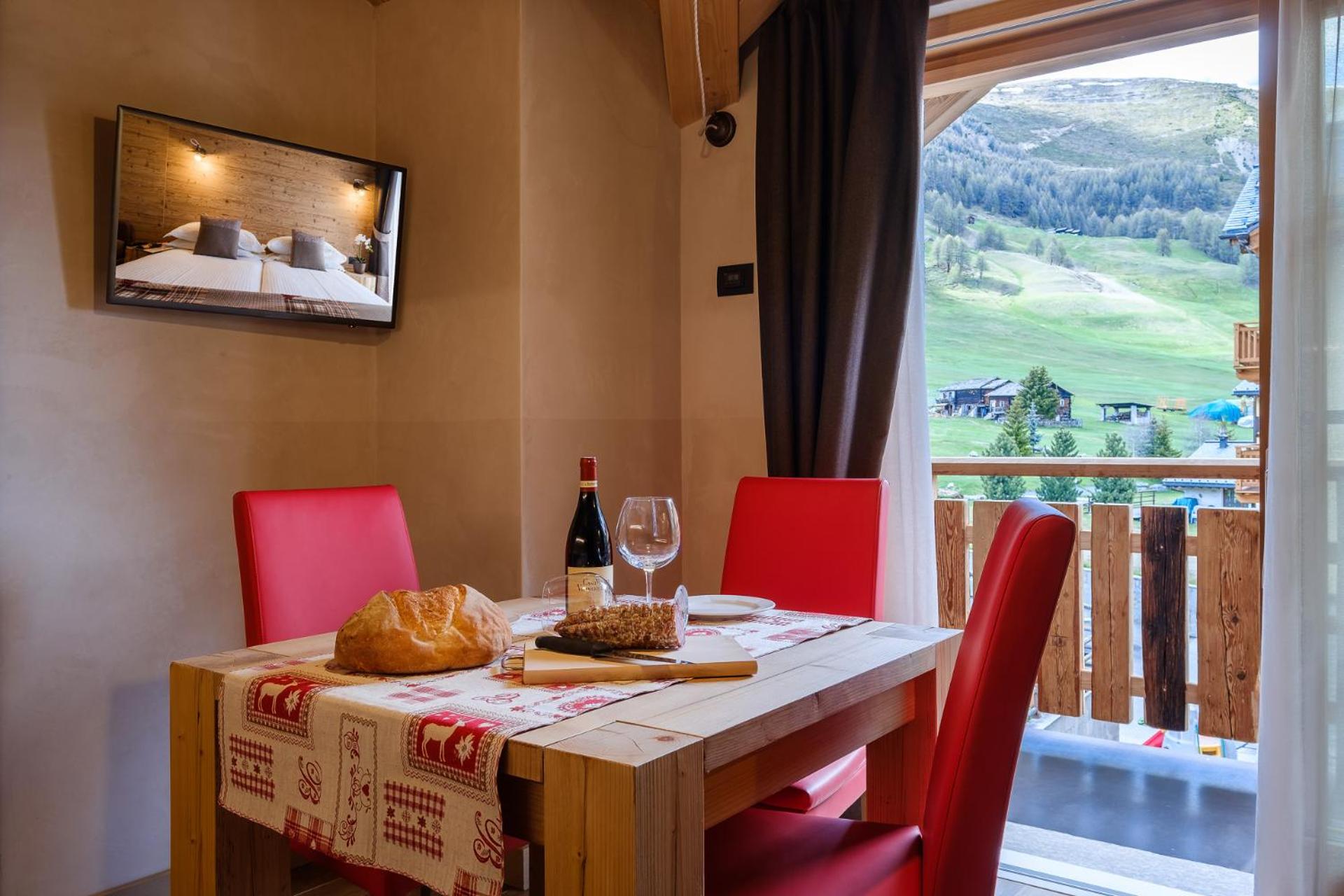 One-Bedroom Apartment with Balcony - Photo 3