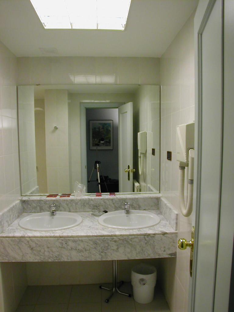 Double or Twin Room - Photo 9