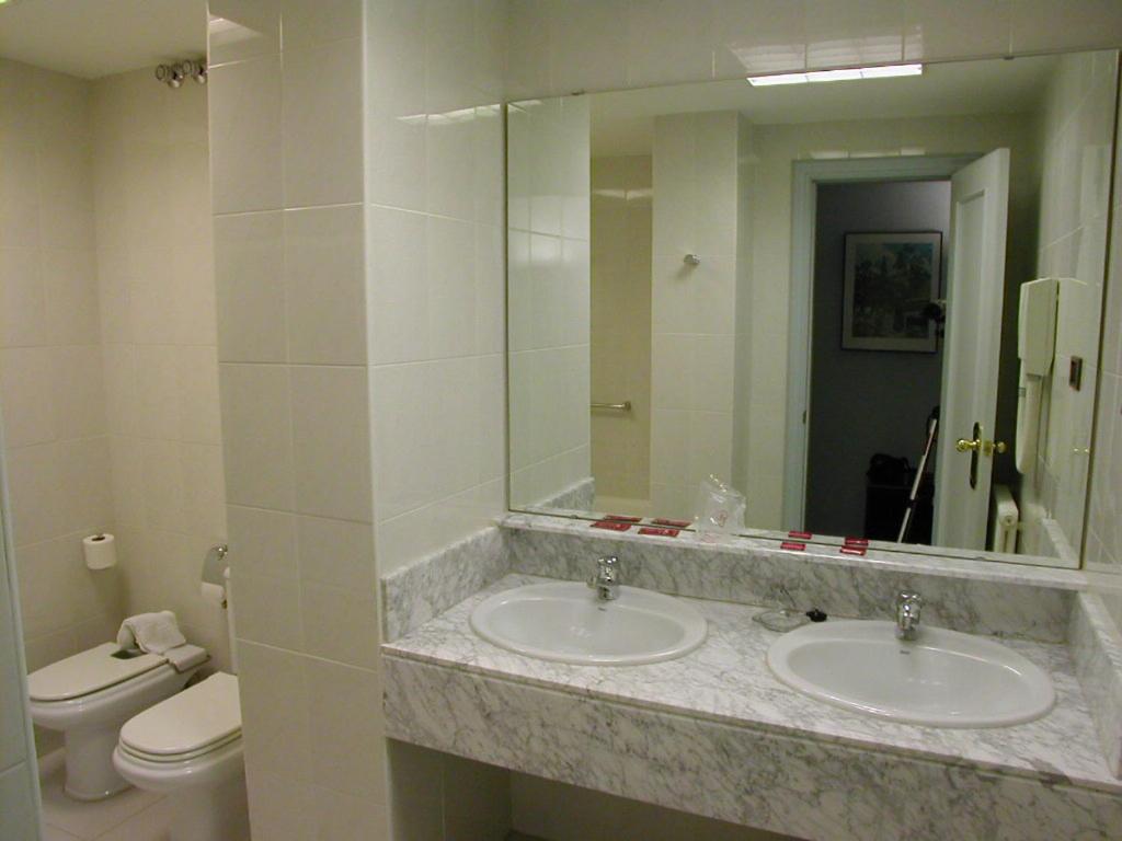 Double or Twin Room - Photo 6