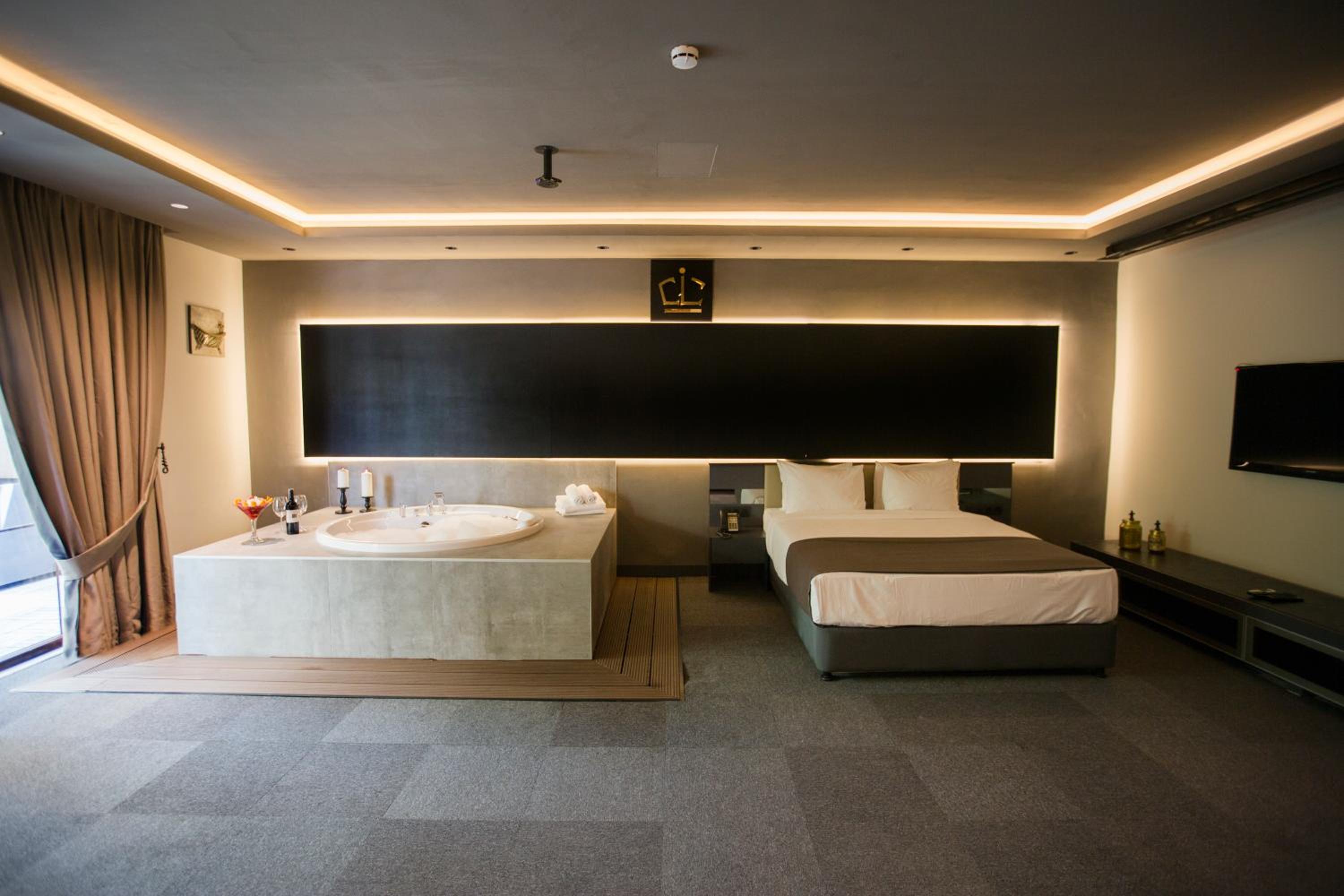Jacuzzi Suite with Terrace photo 3