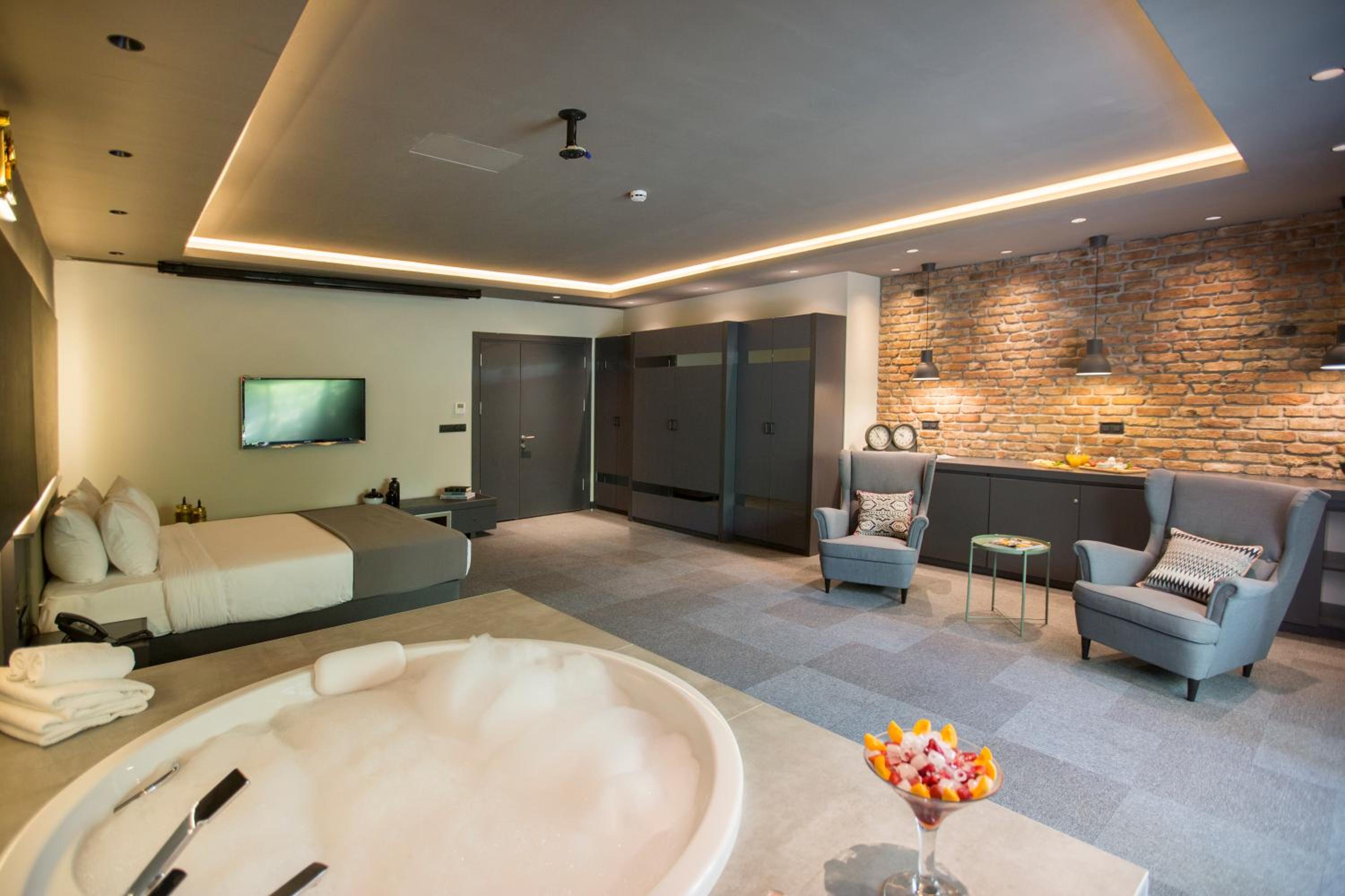 Jacuzzi Suite with Terrace photo 1