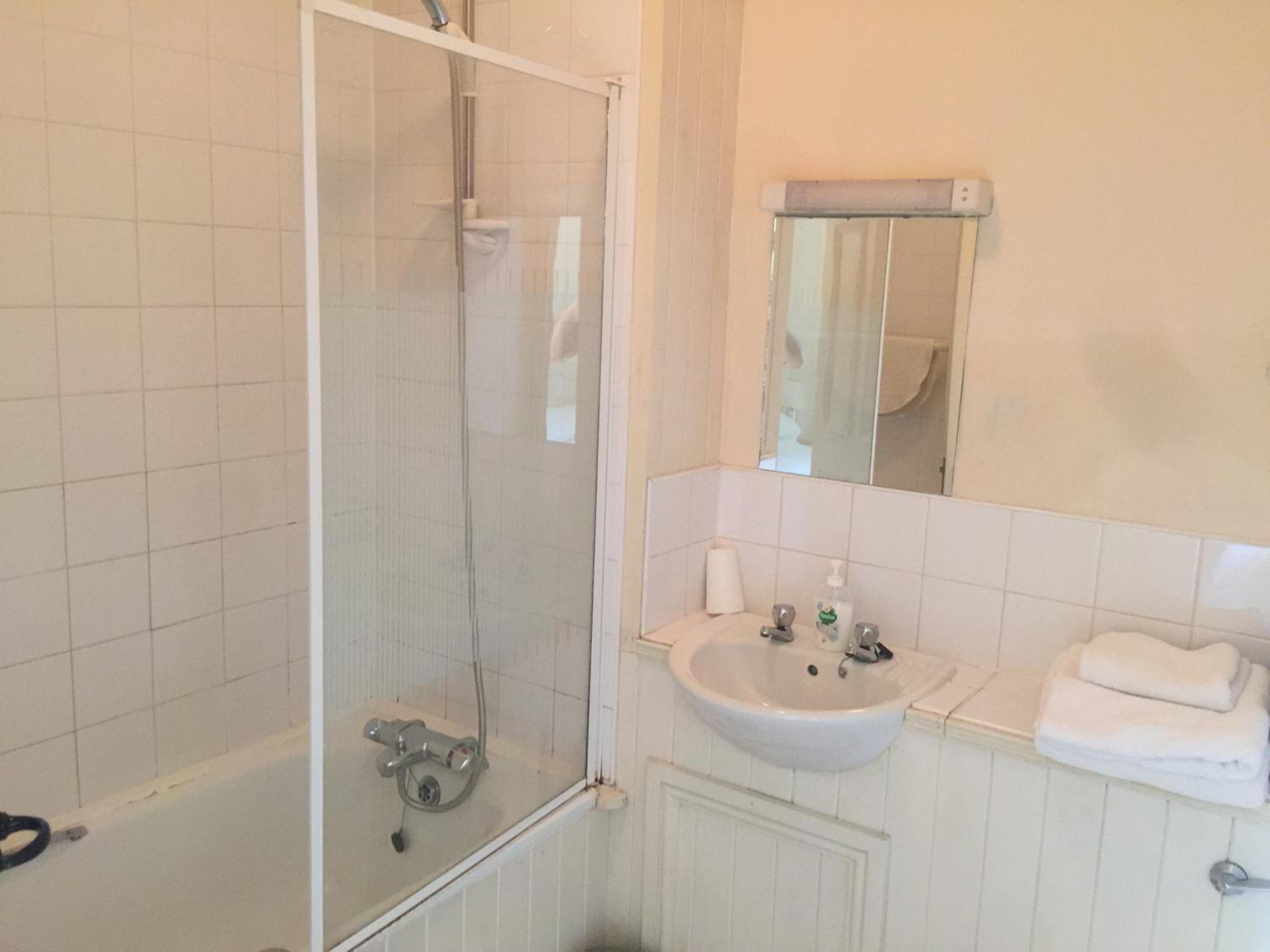 Double Room with Private Bathroom - Photo 2