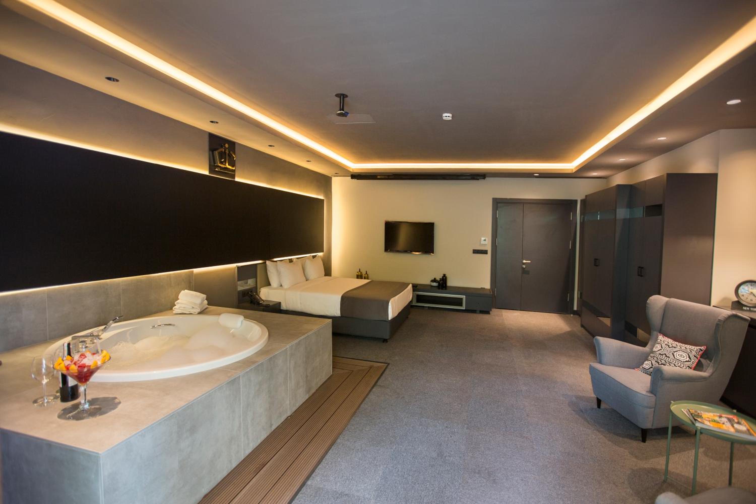 Jacuzzi Suite with Terrace photo 2