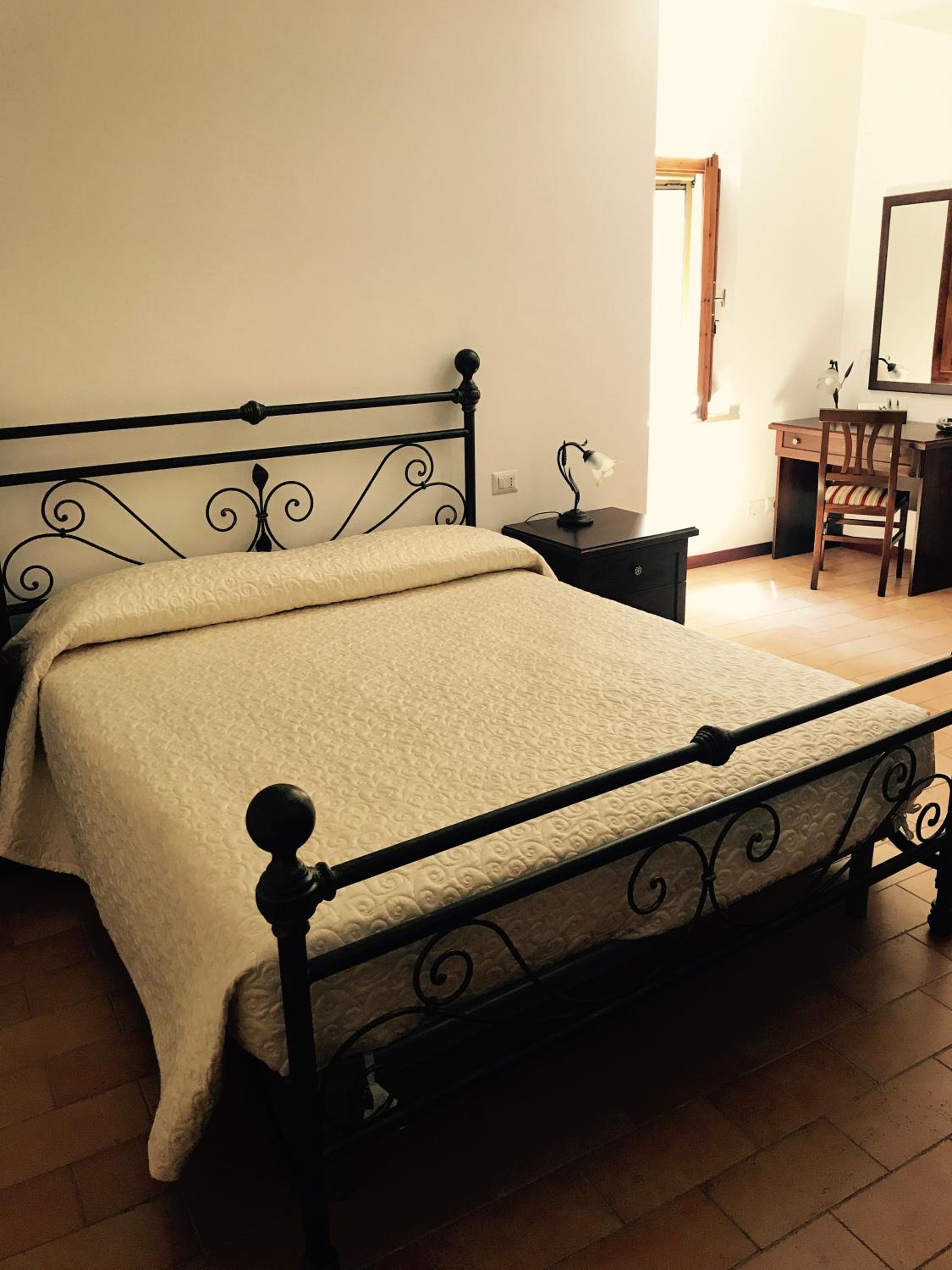 Double Room with Private Bathroom - Photo 4