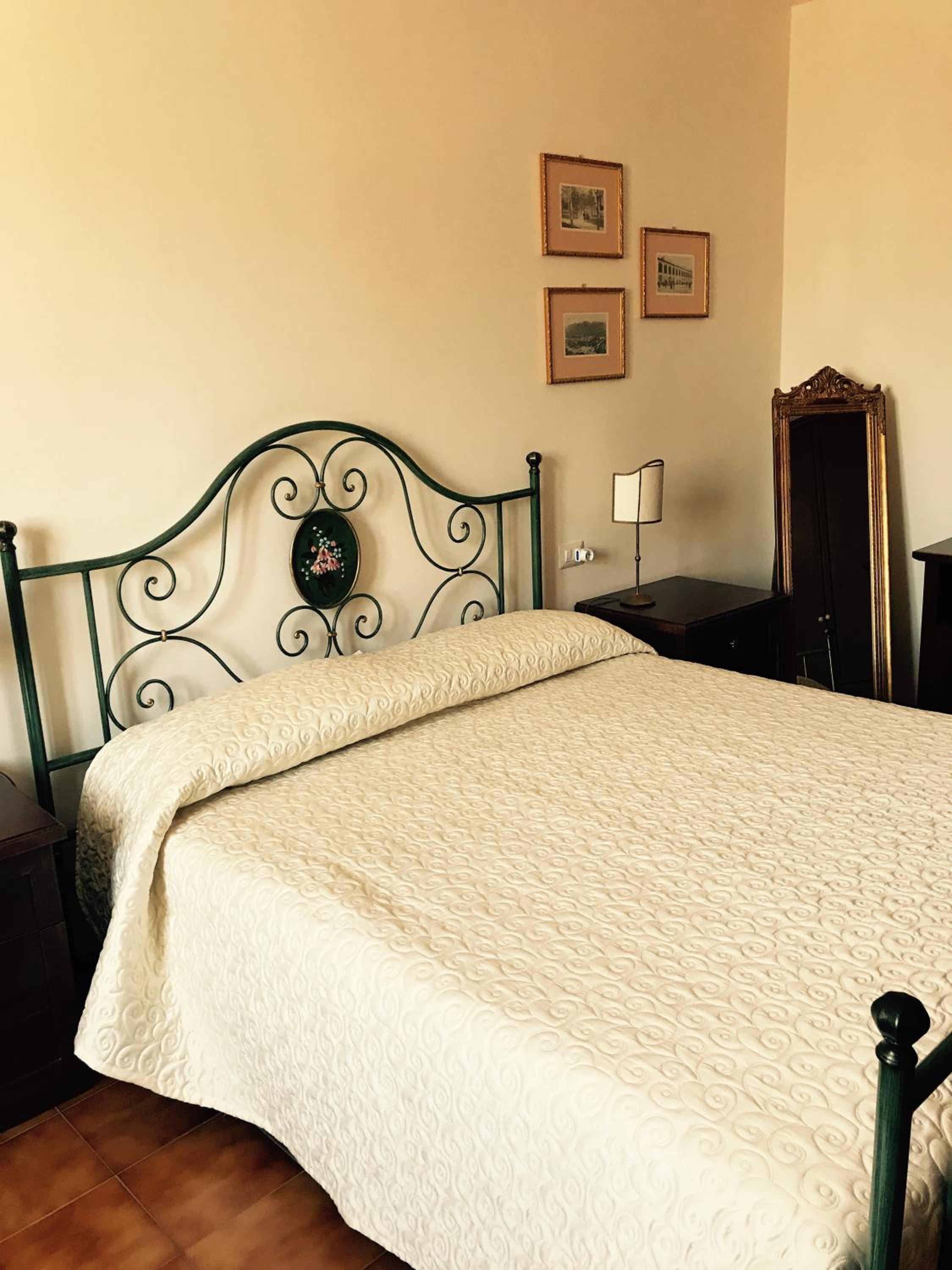 Double Room with Private Bathroom - Photo 12