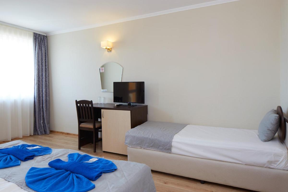 Standard Triple Room with Sea View - Photo 4