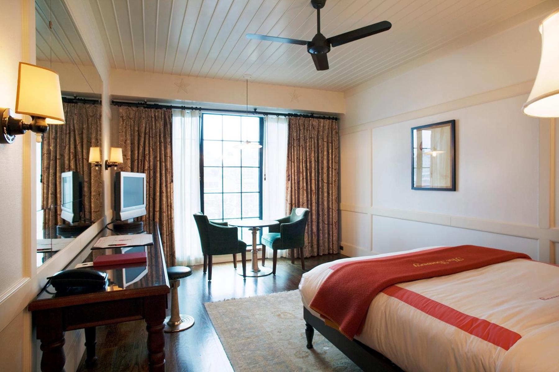 Queen Room photo 2