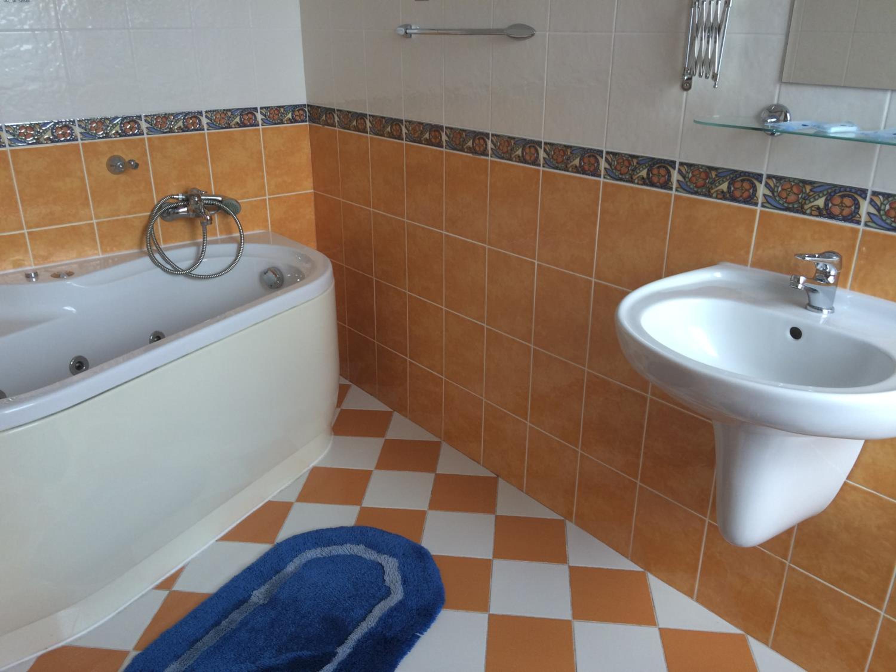 One-Bedroom Apartment - Photo 2