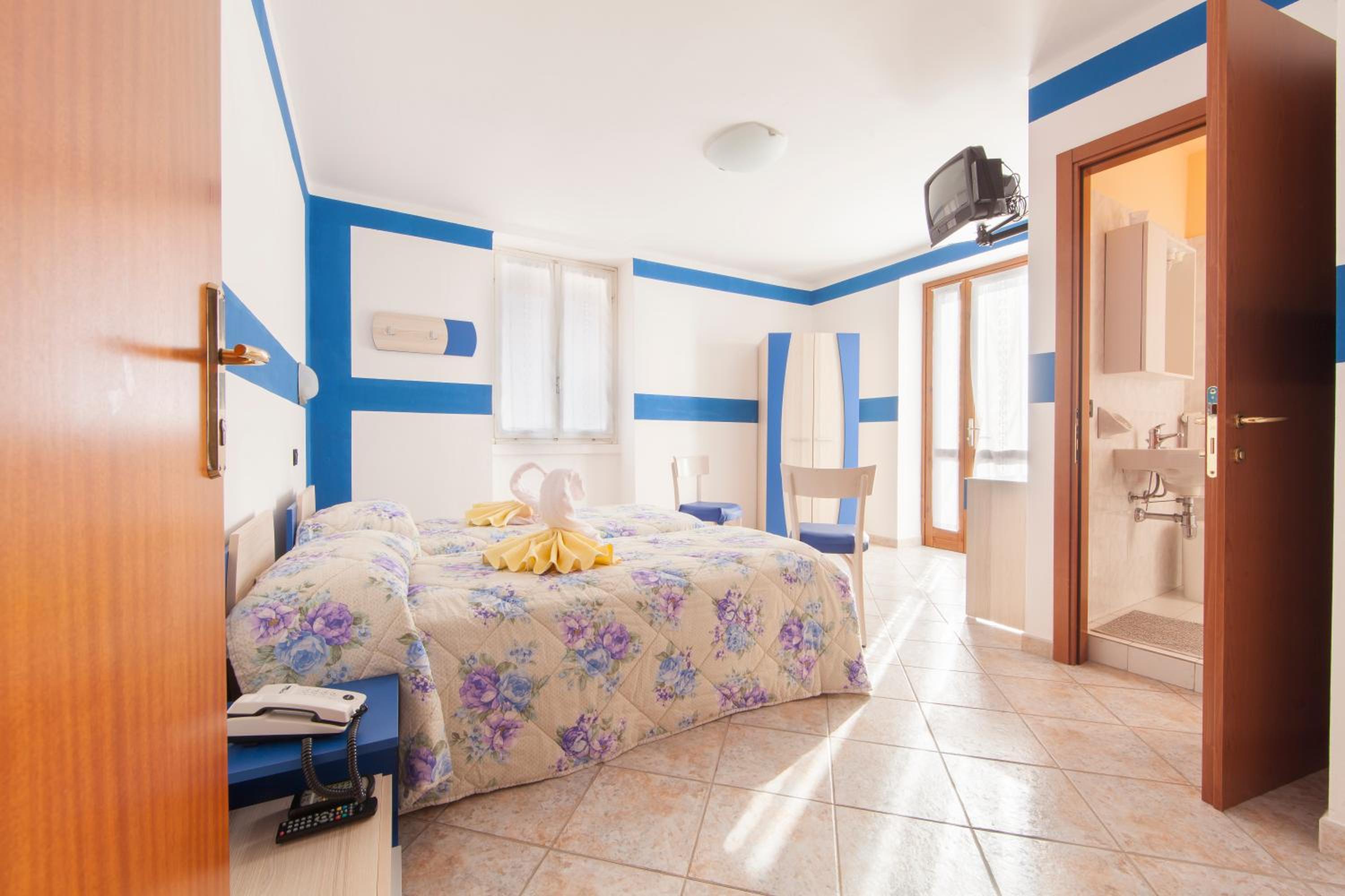 Budget Twin Room photo 2