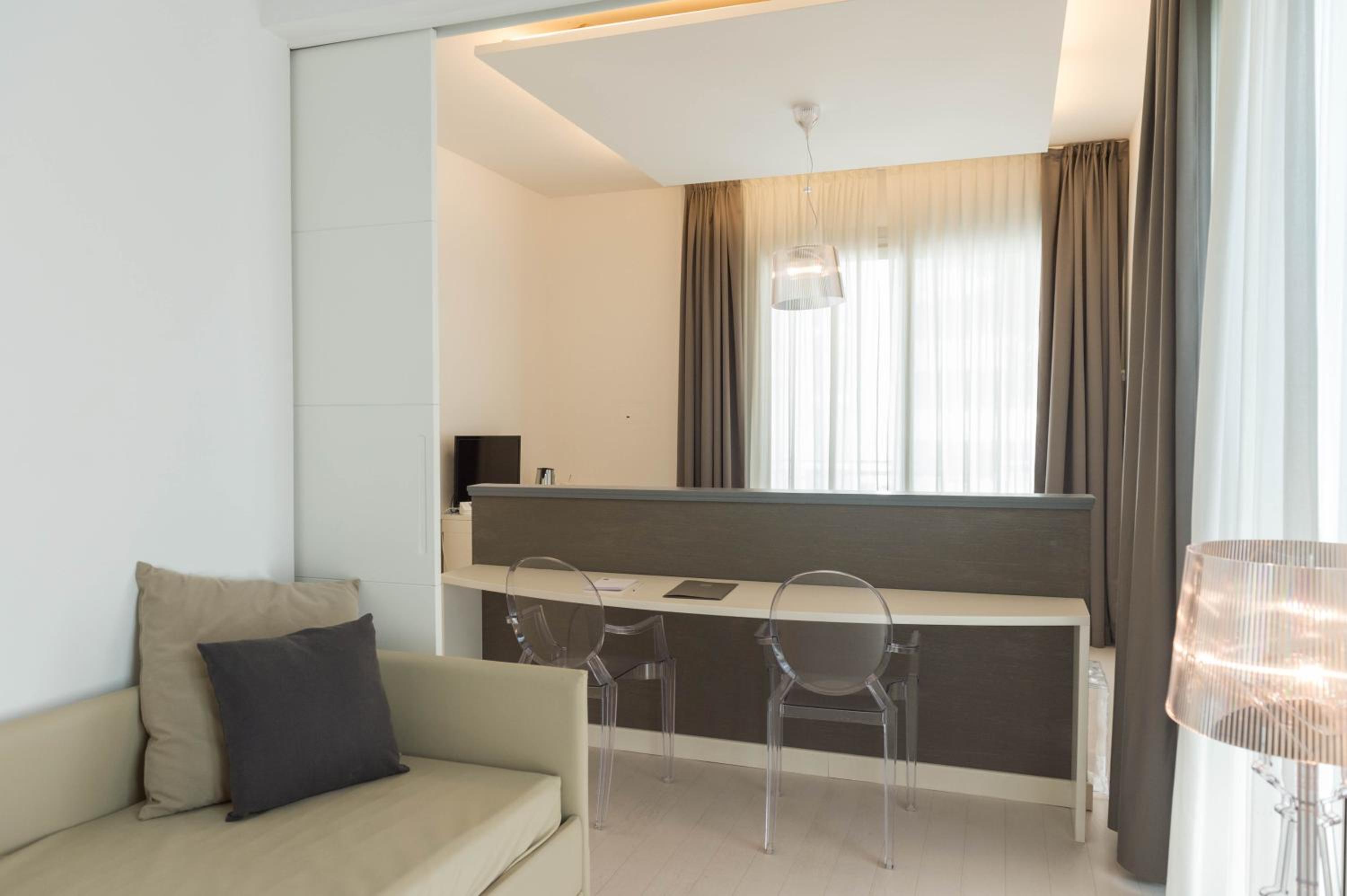 Deluxe Suite with Sea View - Photo 9