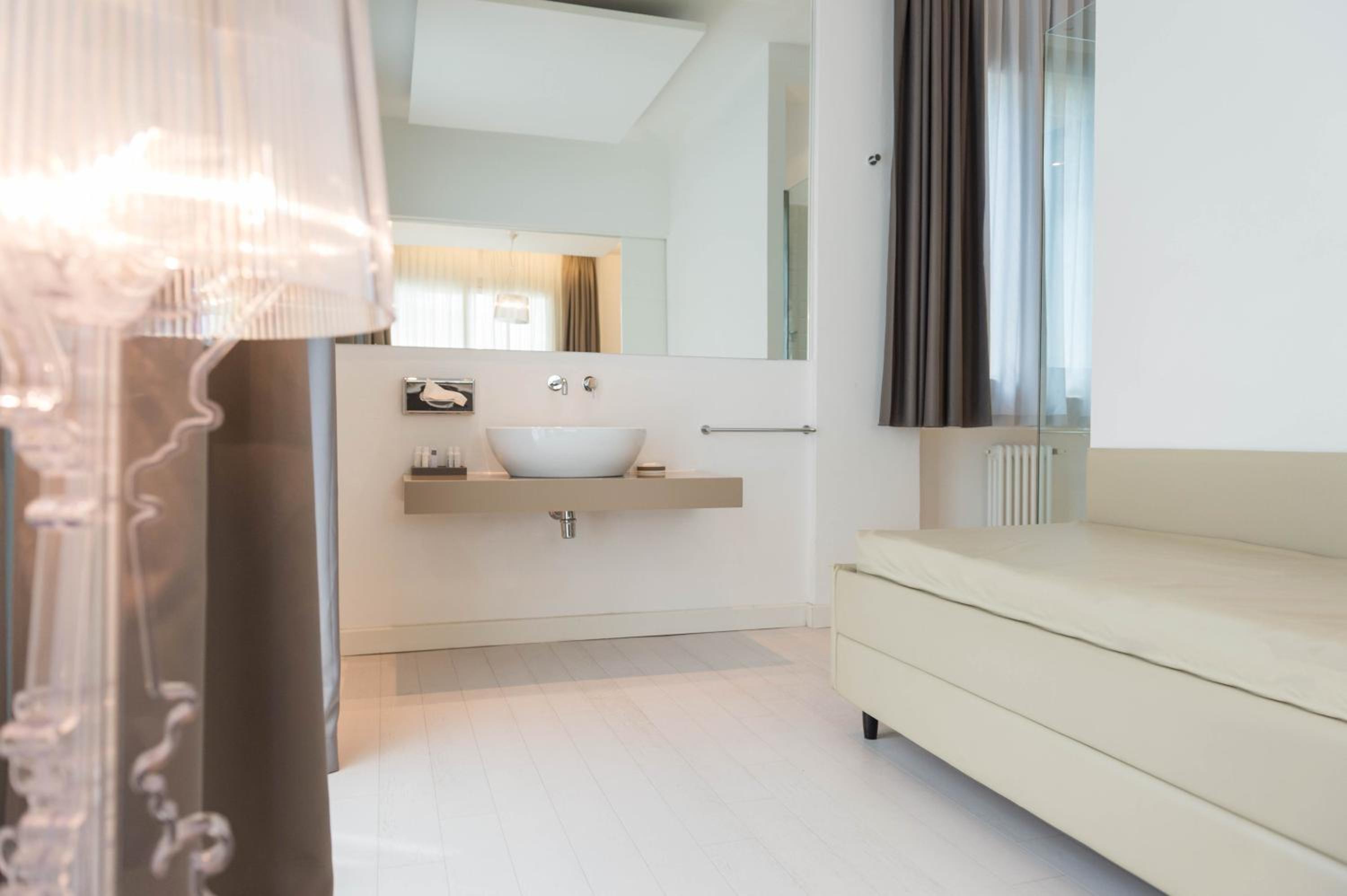 Deluxe Suite with Sea View - Photo 11