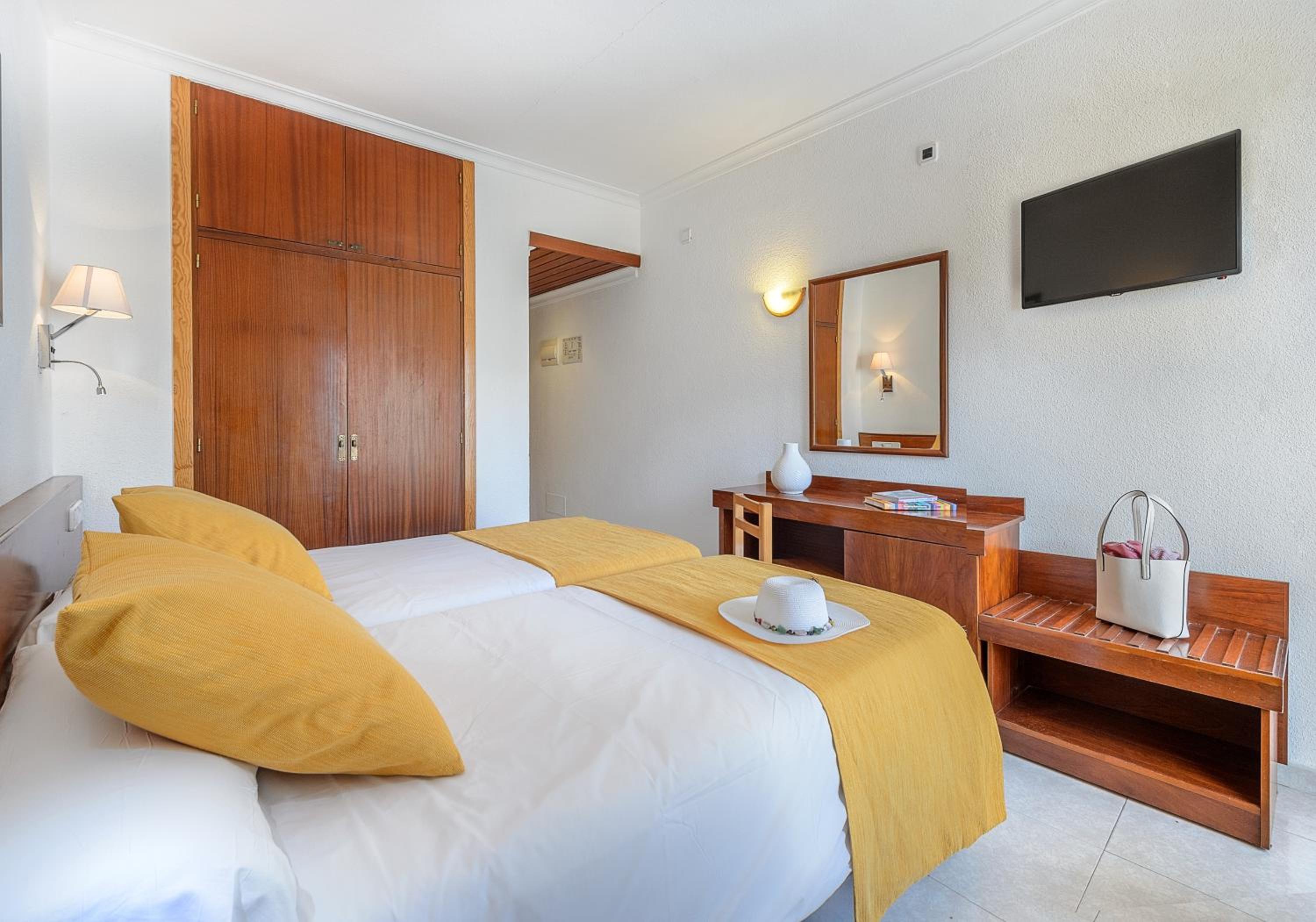 Twin Room - Photo 3