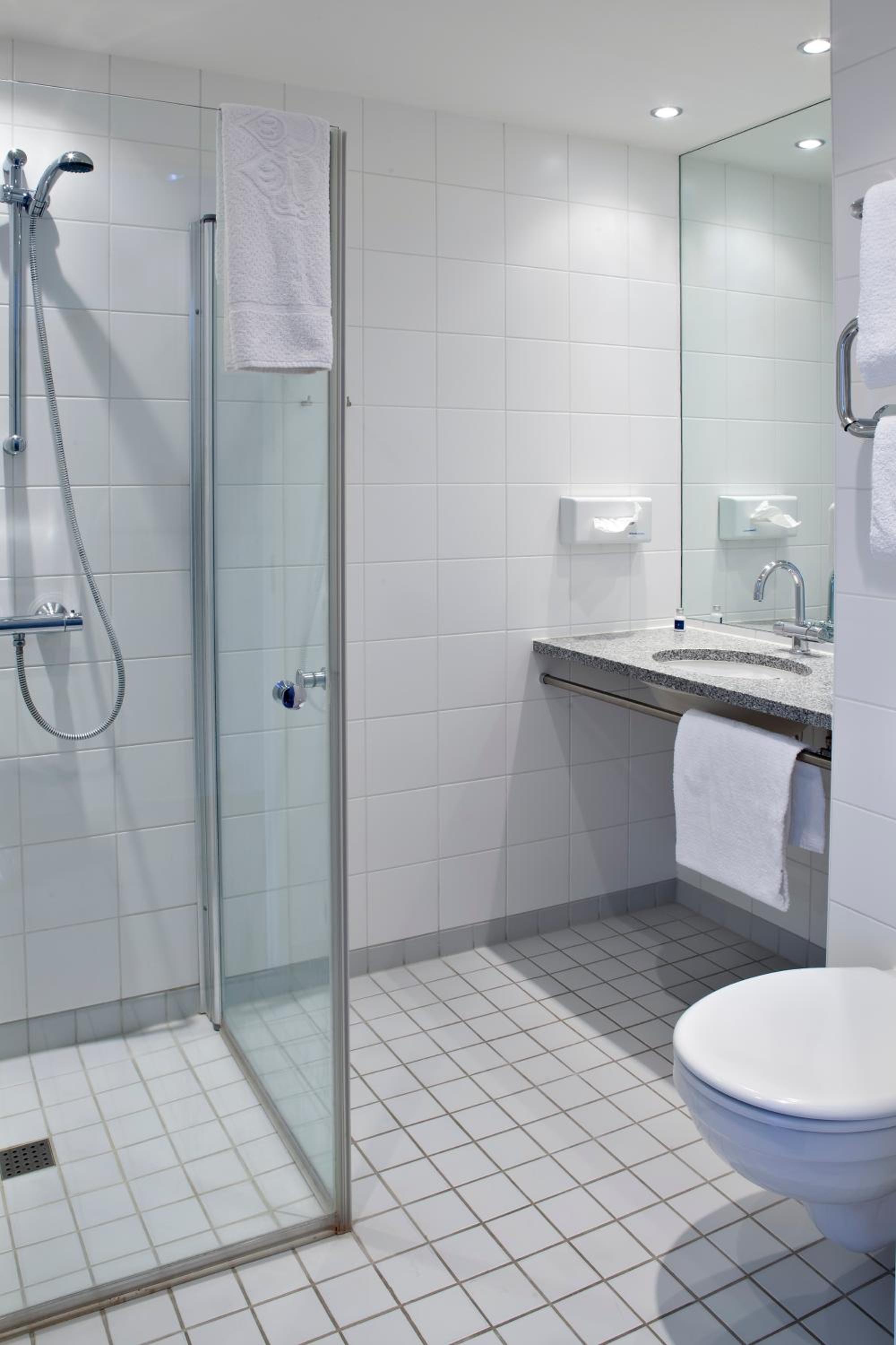 Standard Queen Room with Walk-In Shower - Non-Smoking - Photo 5