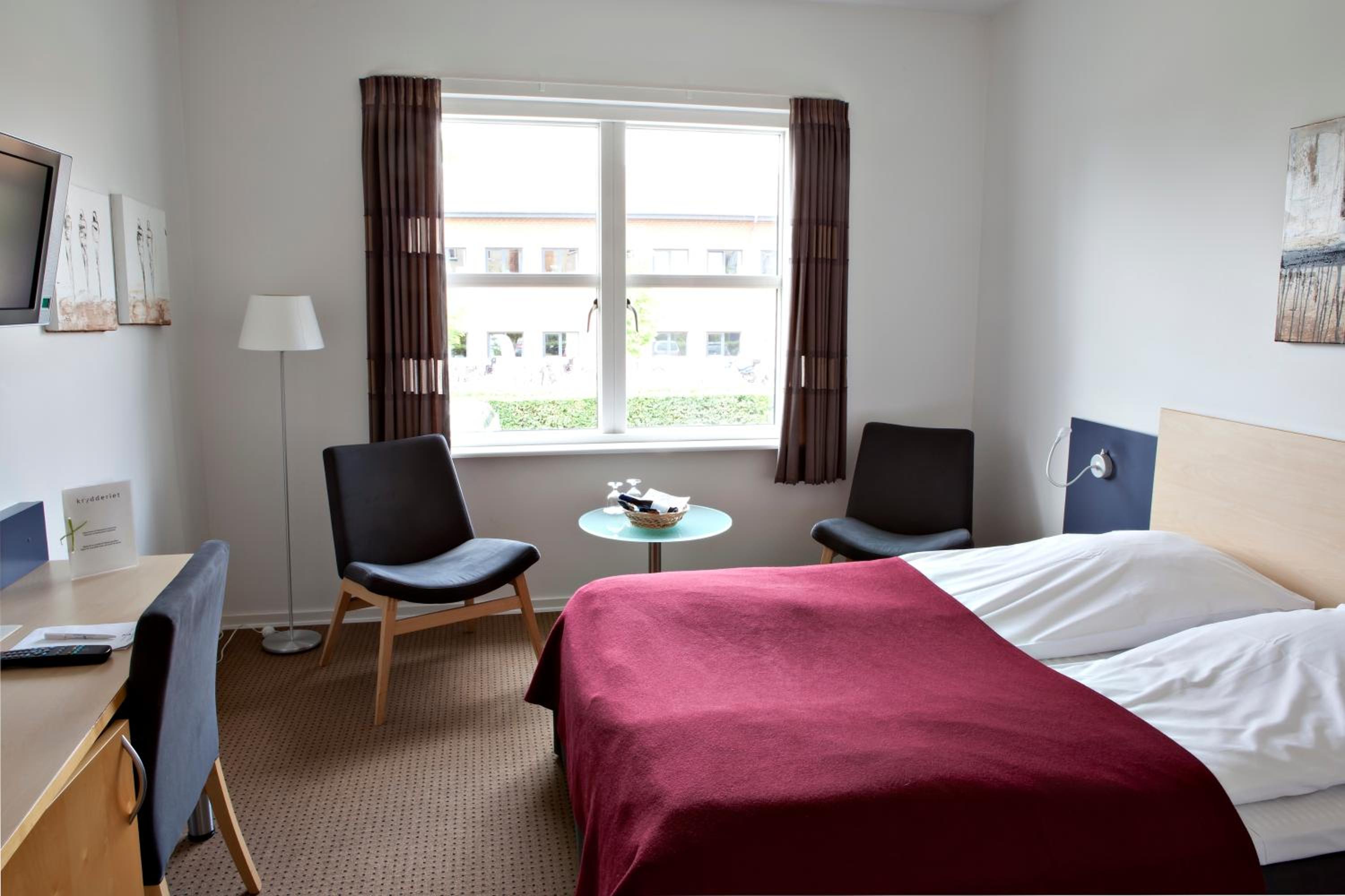Standard Queen Room with Walk-In Shower - Non-Smoking - Photo 4