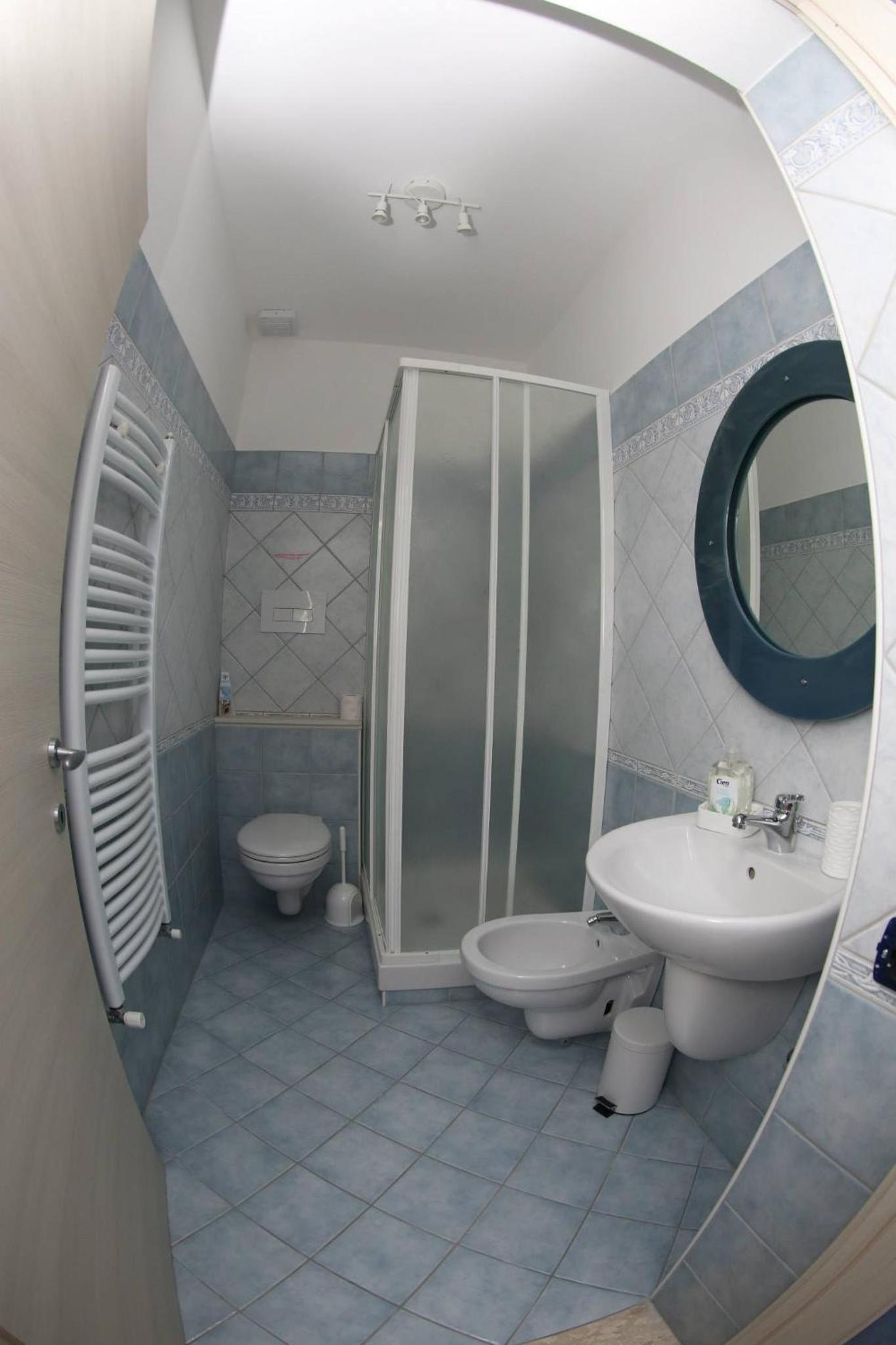 Deluxe Double Room with Shower - Photo 4