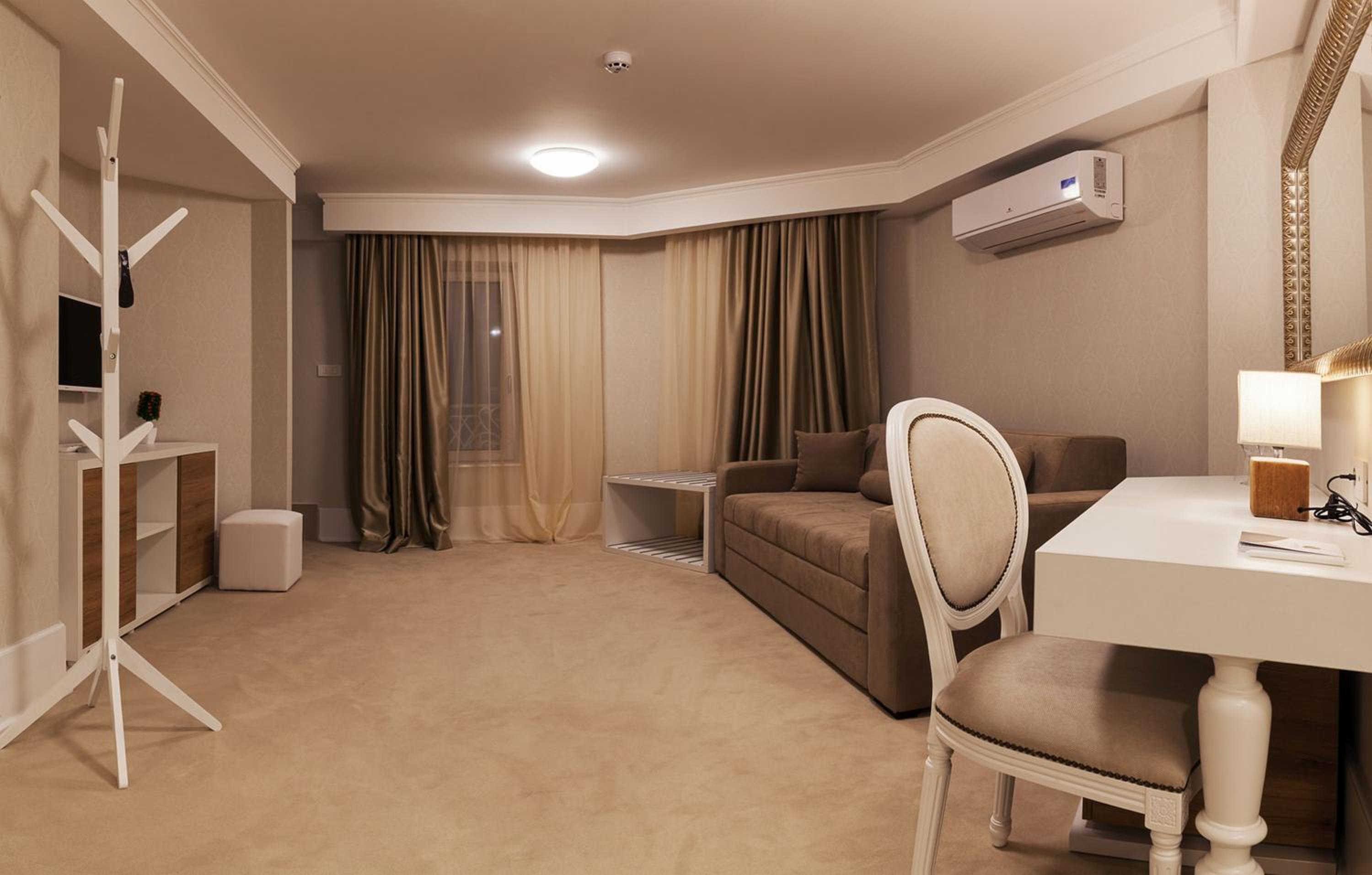 Superior Family Room - Photo 1