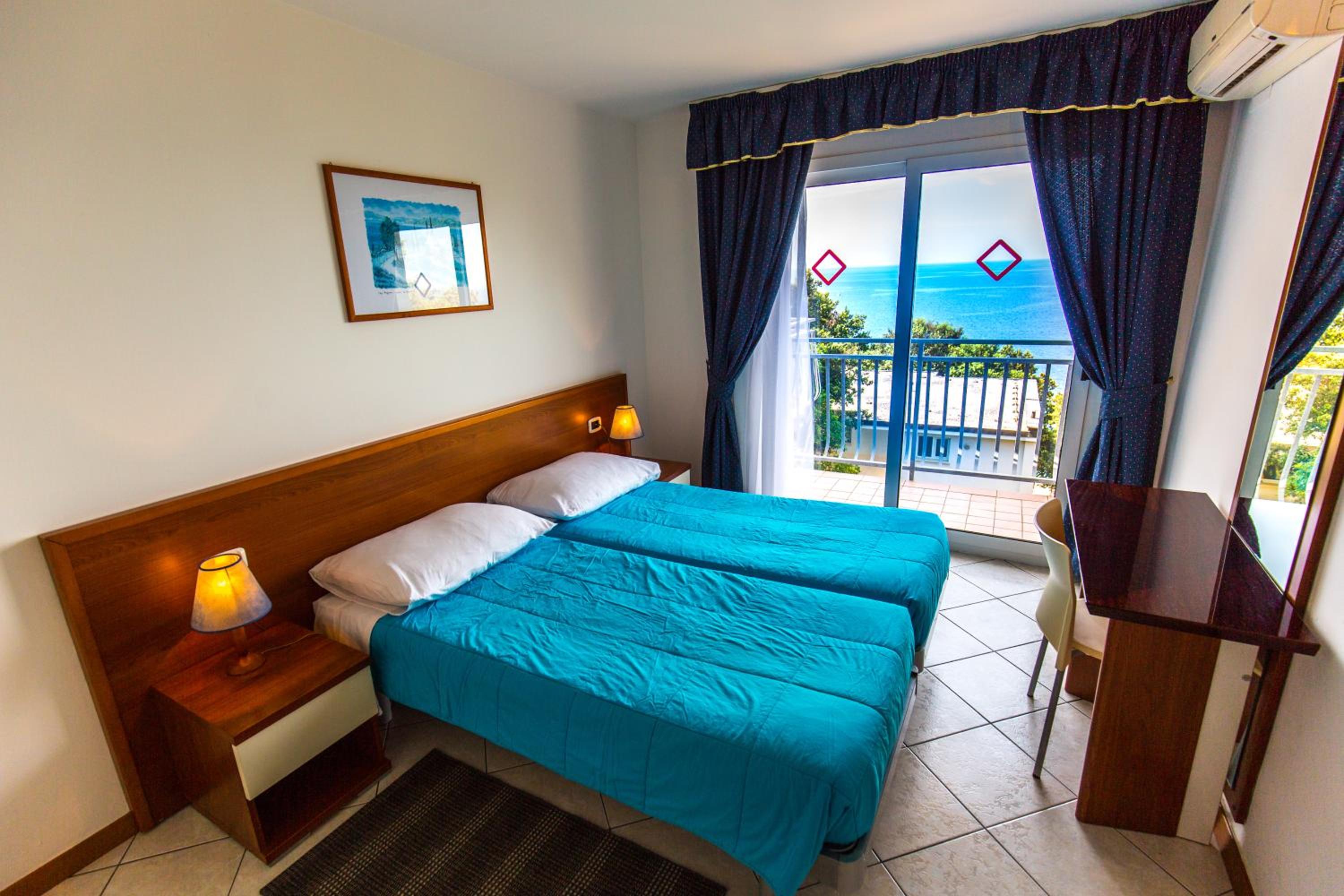 One-Bedroom Apartment with Balcony and Sea View (4 Adults)  photo 1