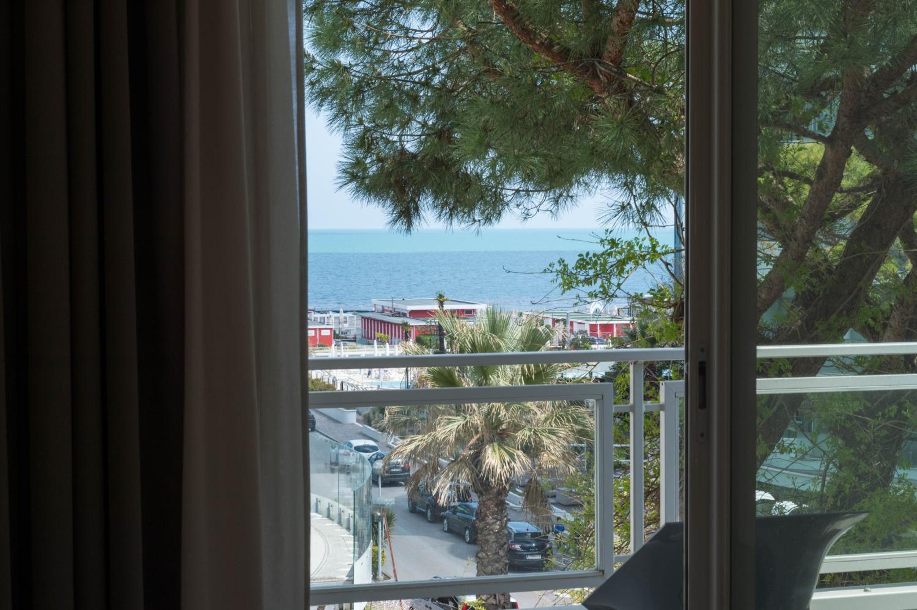 Deluxe Suite with Sea View - Photo 8