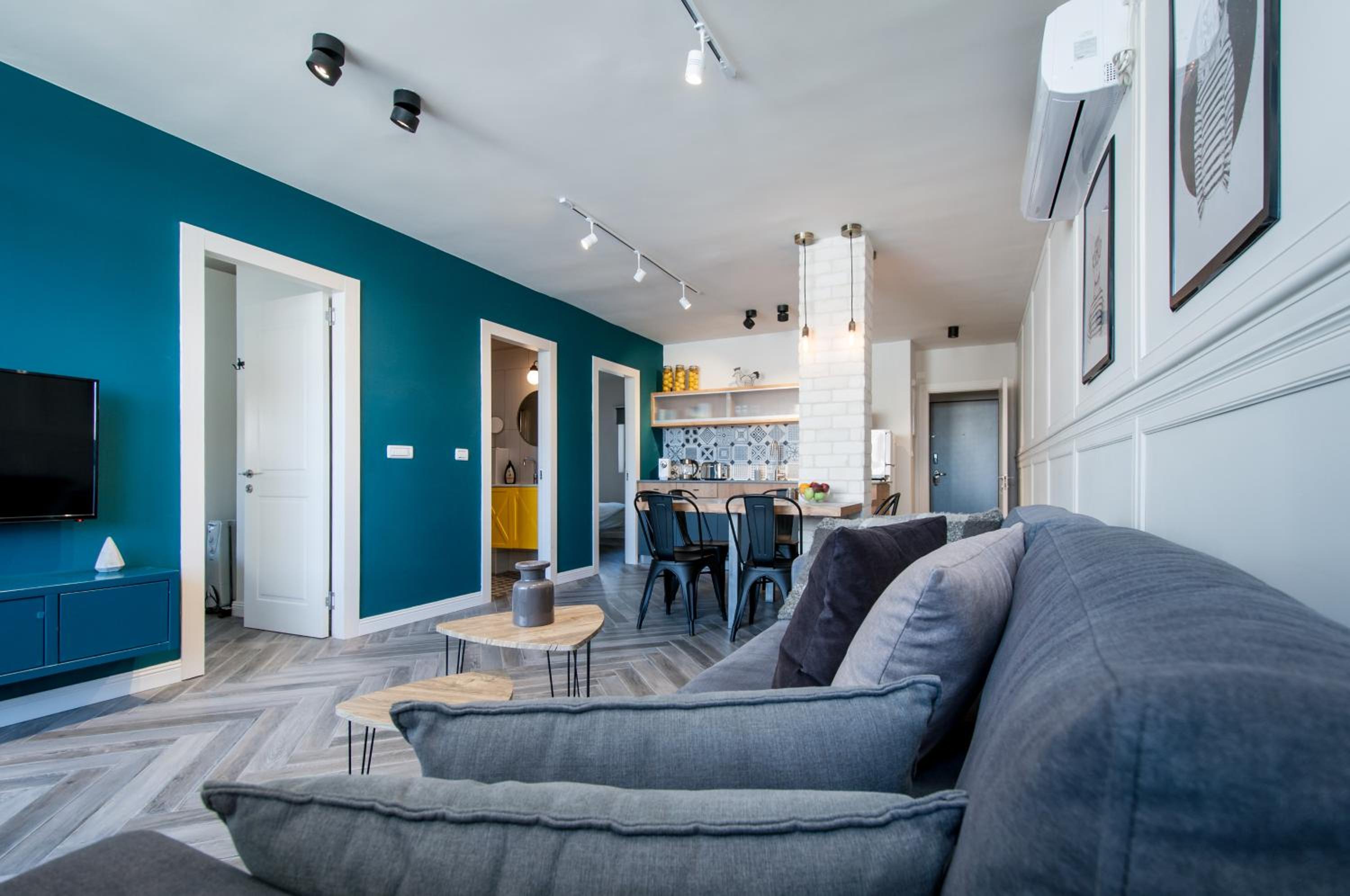 Deluxe Three-Bedroom Apartment With Balcony photo 1