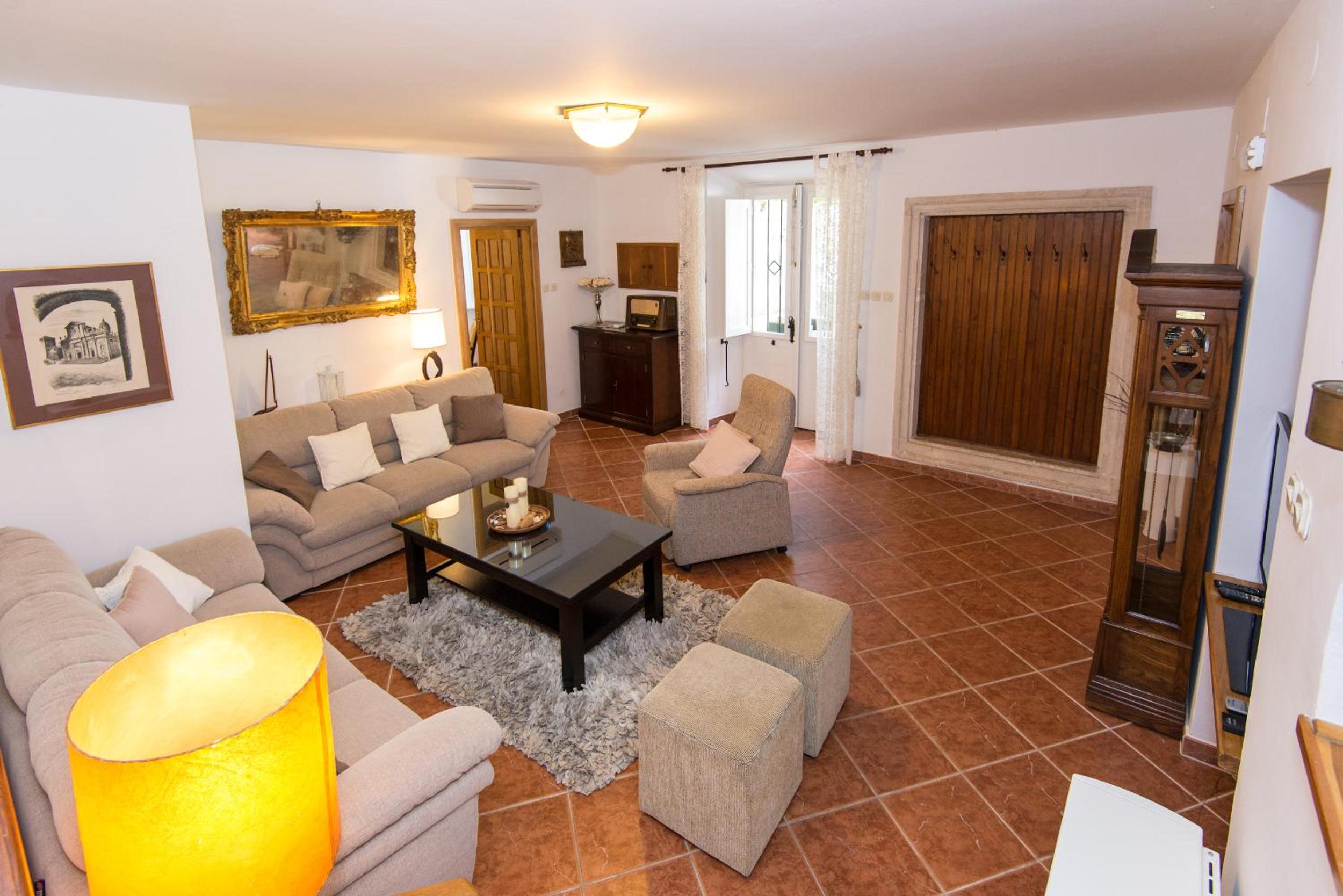 Sechszimmer-Villa mit Privatpool