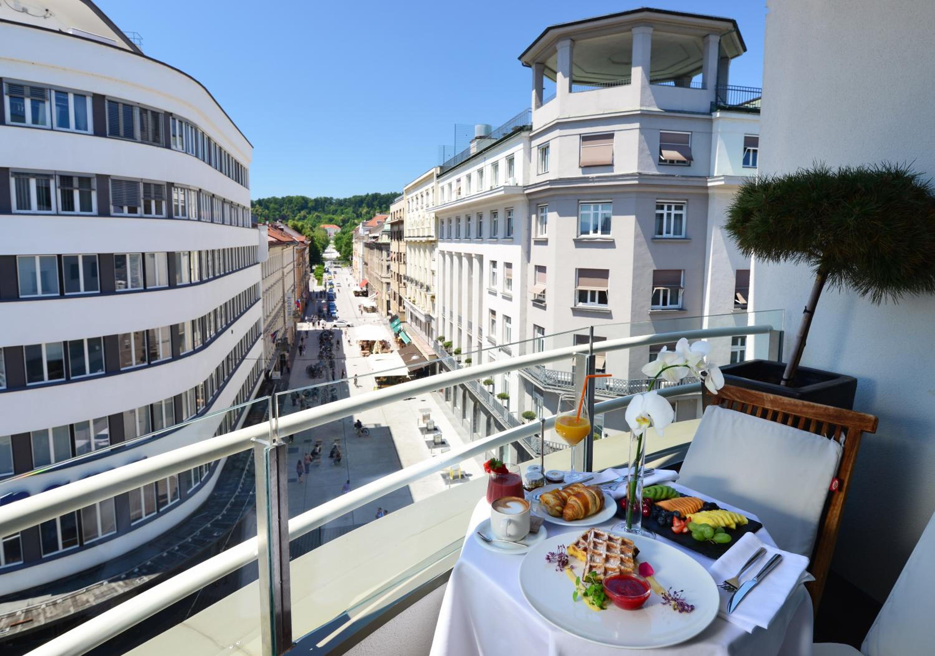 Corner Suite with Balcony photo 2