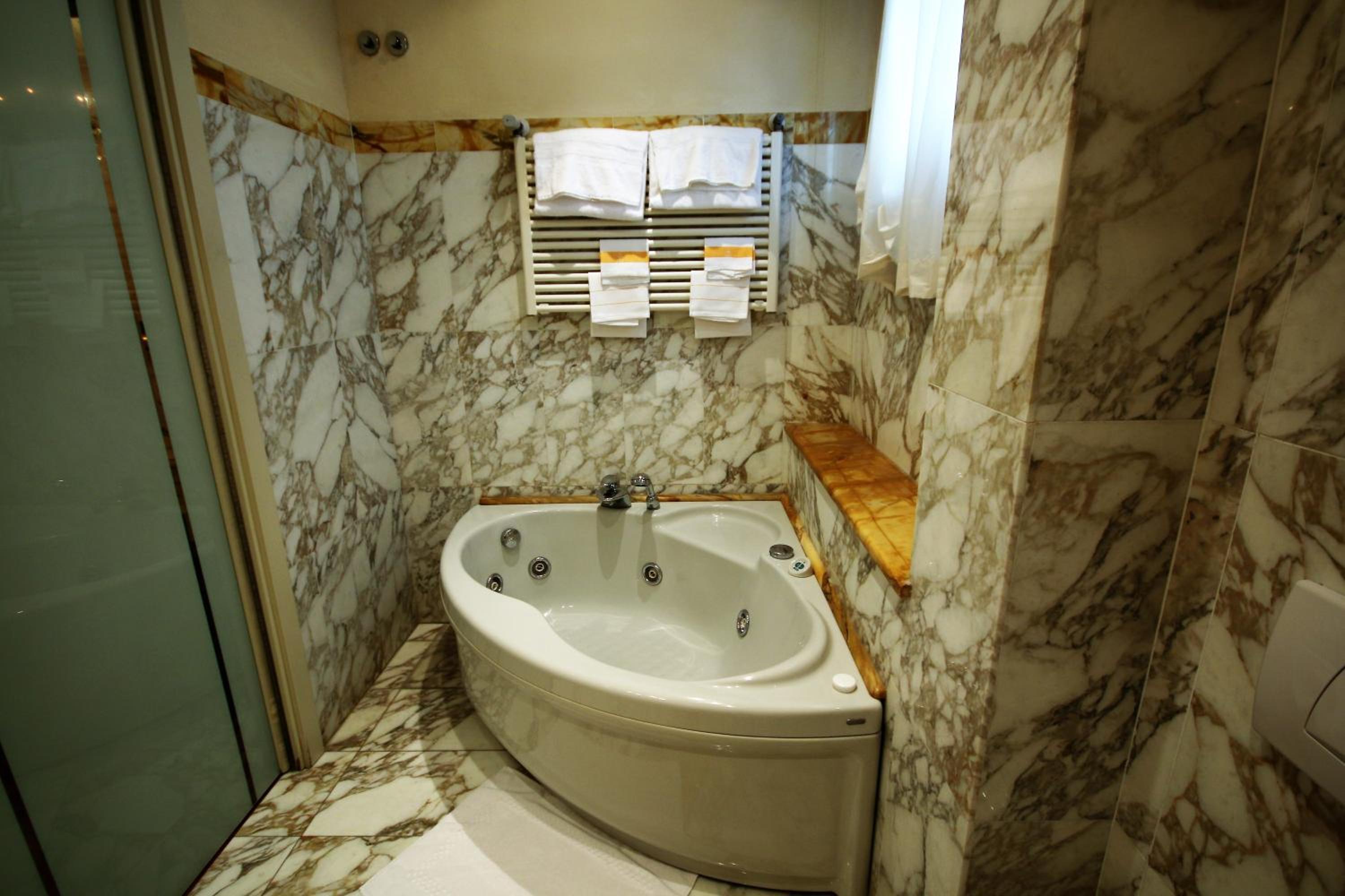  Double Room with Spa Bath - Photo 3
