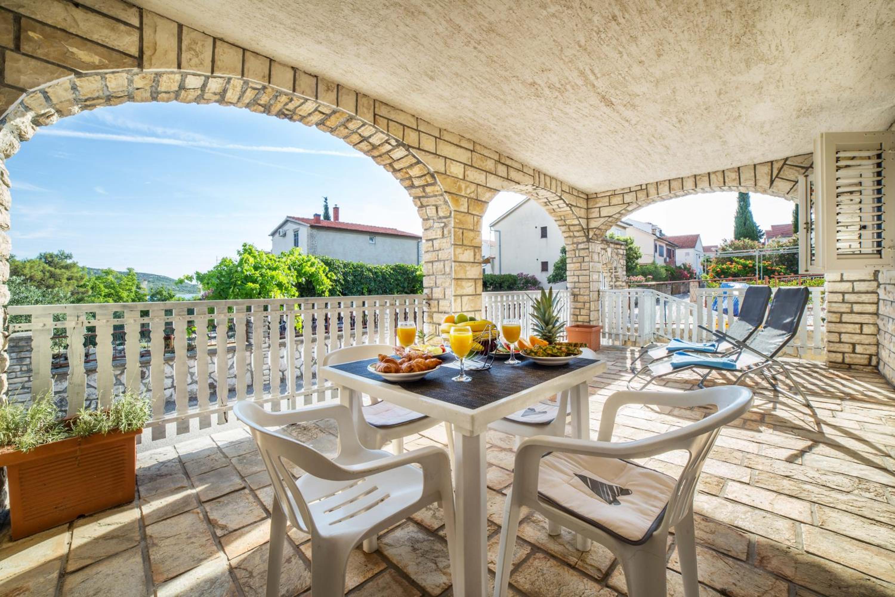 Apartment with Terrace - Photo 10