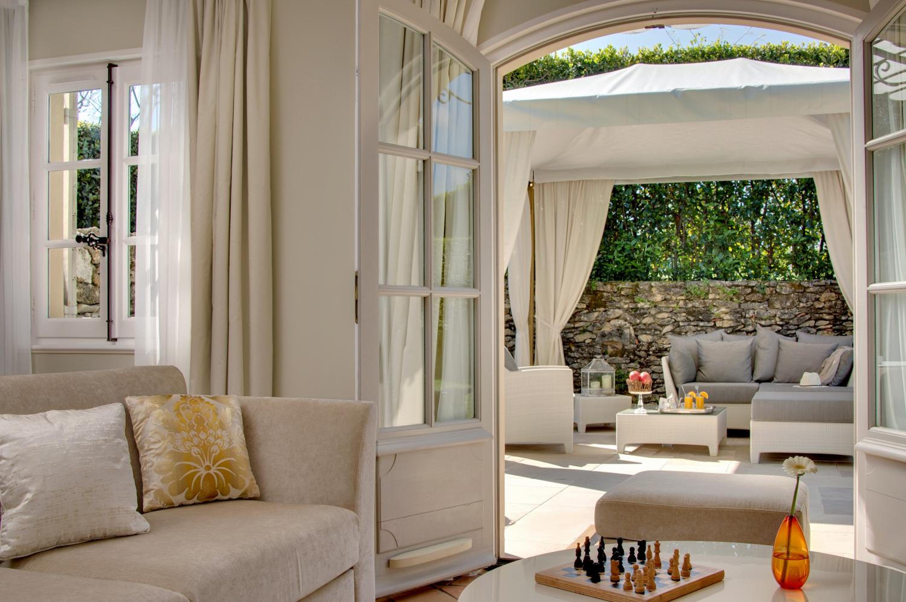 Suite - Photo 1