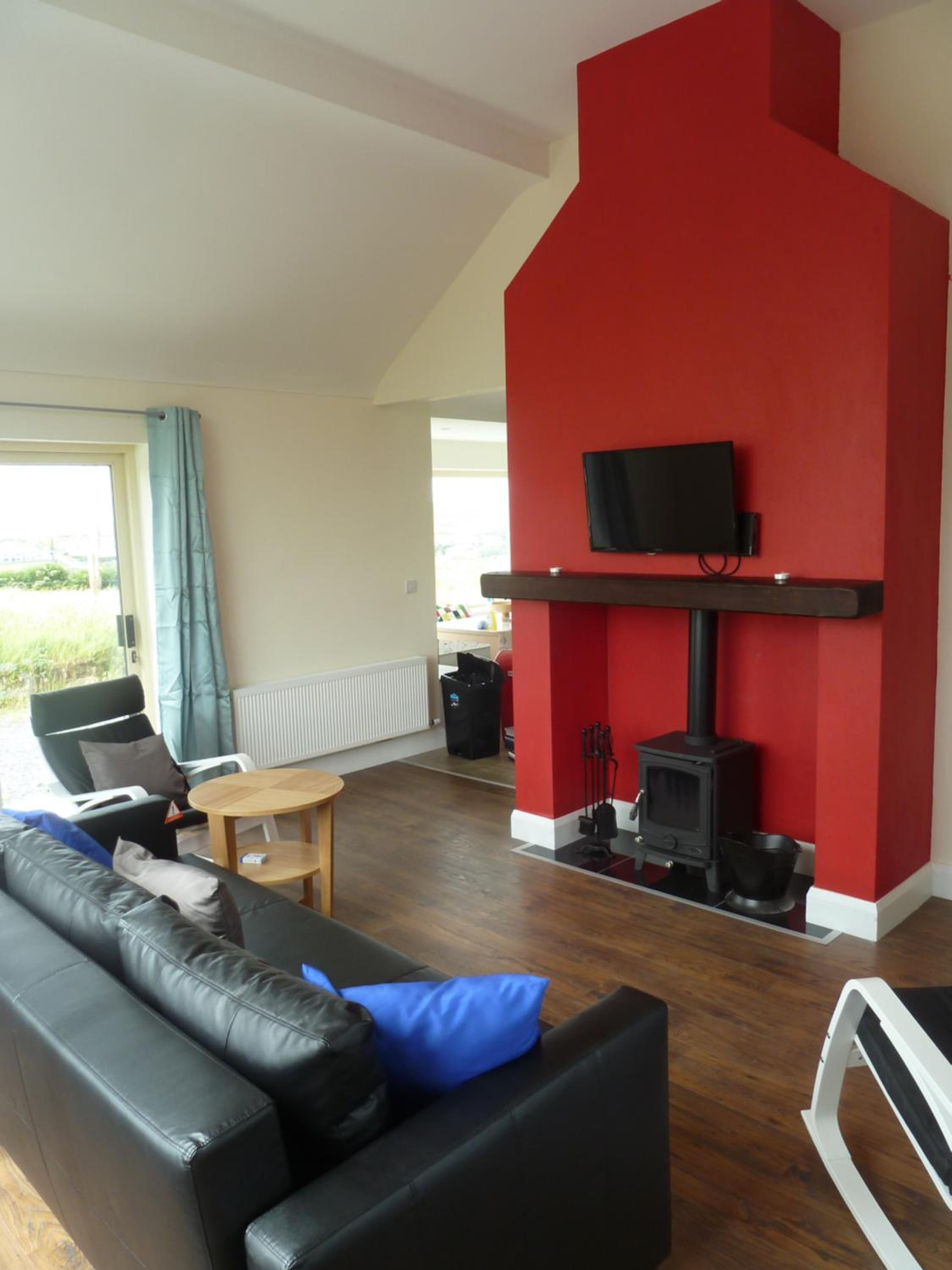 Three-Bedroom House photo 3
