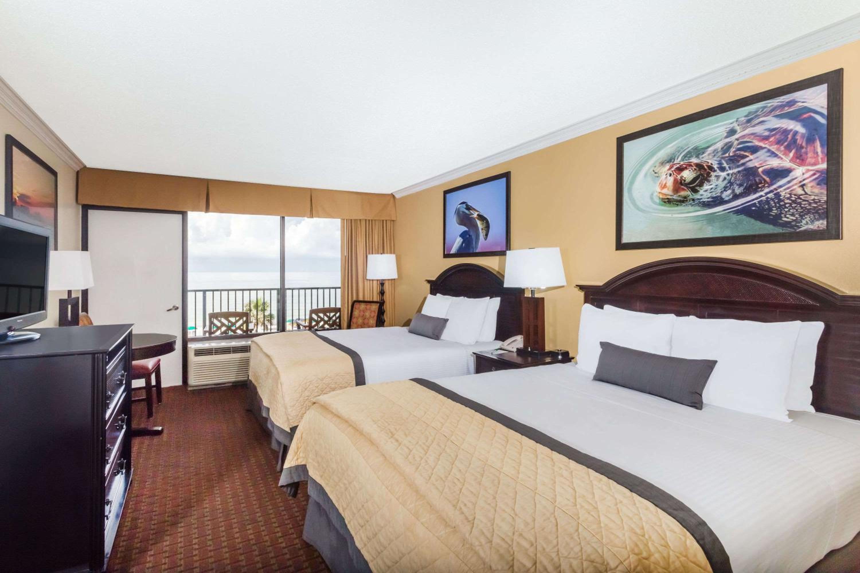 One-Bedroom Suite With 2 Double Beds,  Gulf View, Non-Smoking - Photo 1