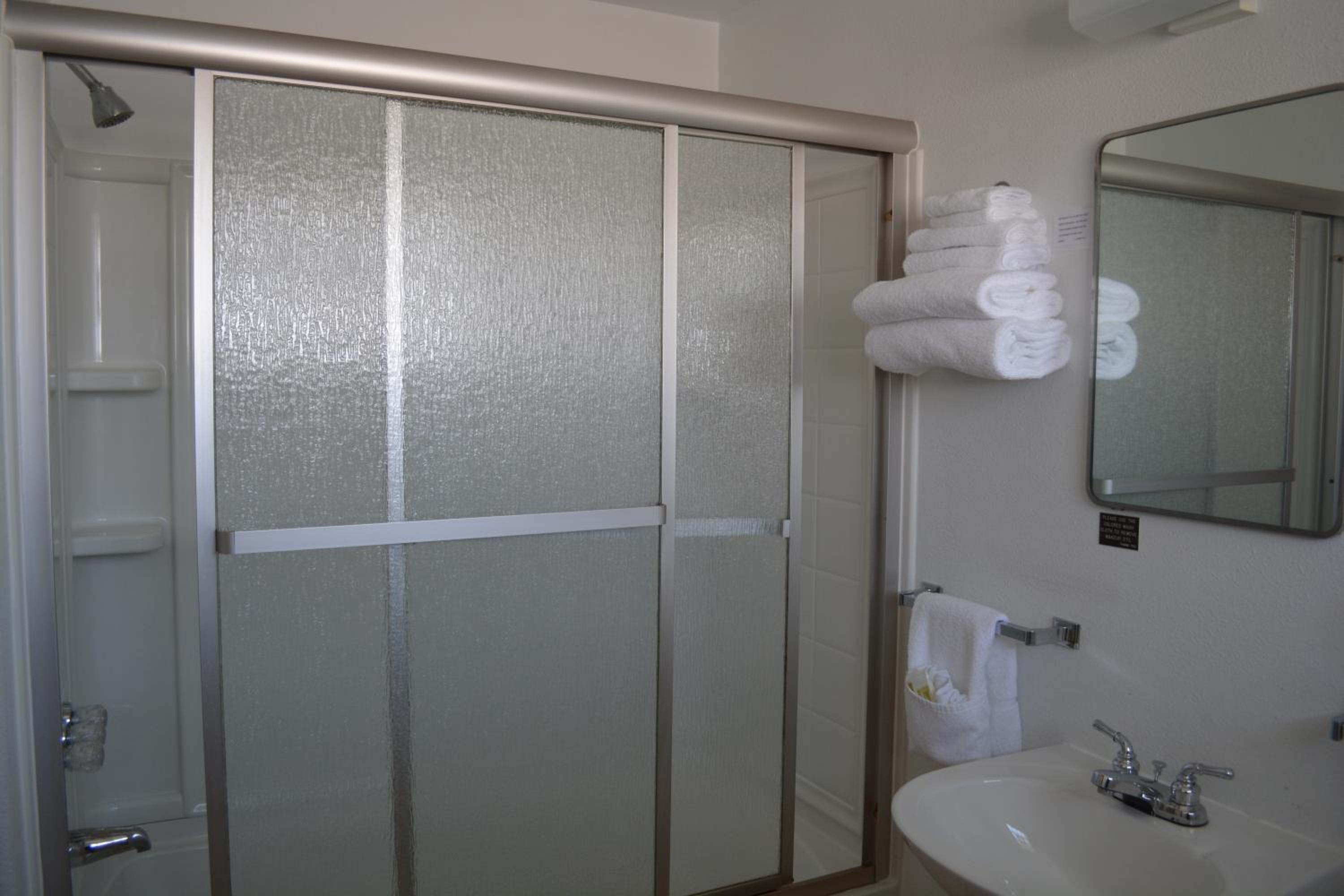 Queen Room photo 2